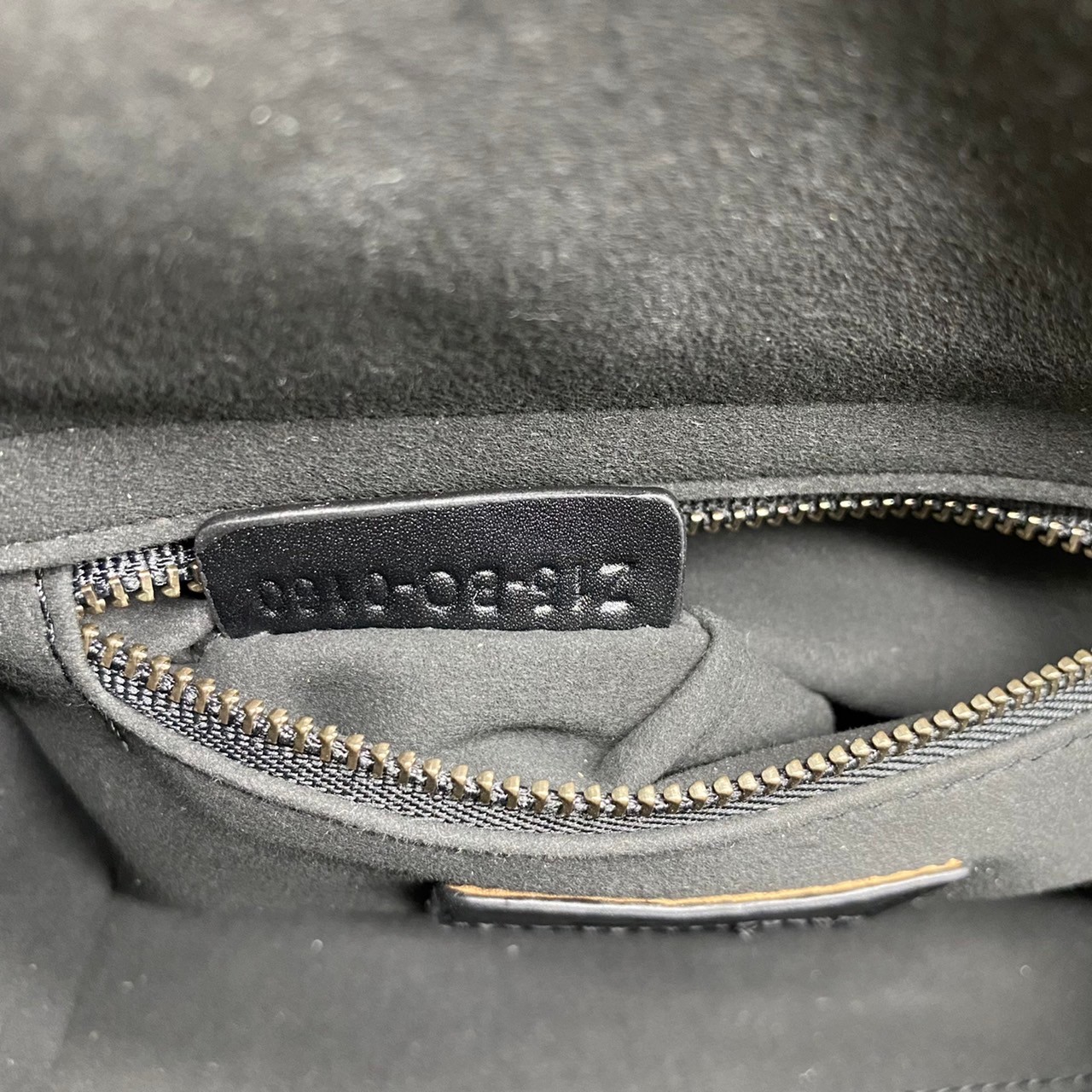 หนังแท้ DIOR LADY BAG 17cm ไซส์เล็กขนาดกำลังน่ารักเลยค่ะ งานออริหนังแท้ทั้งใบปั้มลายรุ่นใหม่ล่าสุด ความสง่างามอีกหนึ่งรุ่นของ Dior รูปทรงสีเหลียม ขนาดกระทัดรัด ตั้งอยู่ทรง ฐานกระเป๋าแข็งแรง มีหมุดรองฐาน ดีไซน์ที่มีเอกลักษณ์เฉพาะตัว ด้านหน้าตกแต่งด้วยตัวอั