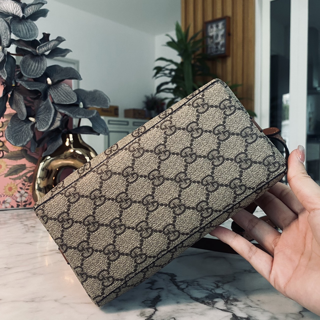 GUCCI GG Emblem mini bucket bag กระเป๋าทรงบัคเก็ตวินเทจรูปทรงใหม่ งานแบรนด์หรู รุ่นนี้ทำออกมาตอบโจทย์ความฮิตมีห่วงอยู่ด้านหน้า สำหรับห้อยตุ๊กตา พวงกุญแจ หรือจะผูกโบว์สวยๆก็เลิศ ดีไซส์สวยใช้งานง่าย ภายในโล่งกว้าง จุของได้เยอะ ถือหรือสะพายก็สวย Must Have!! 