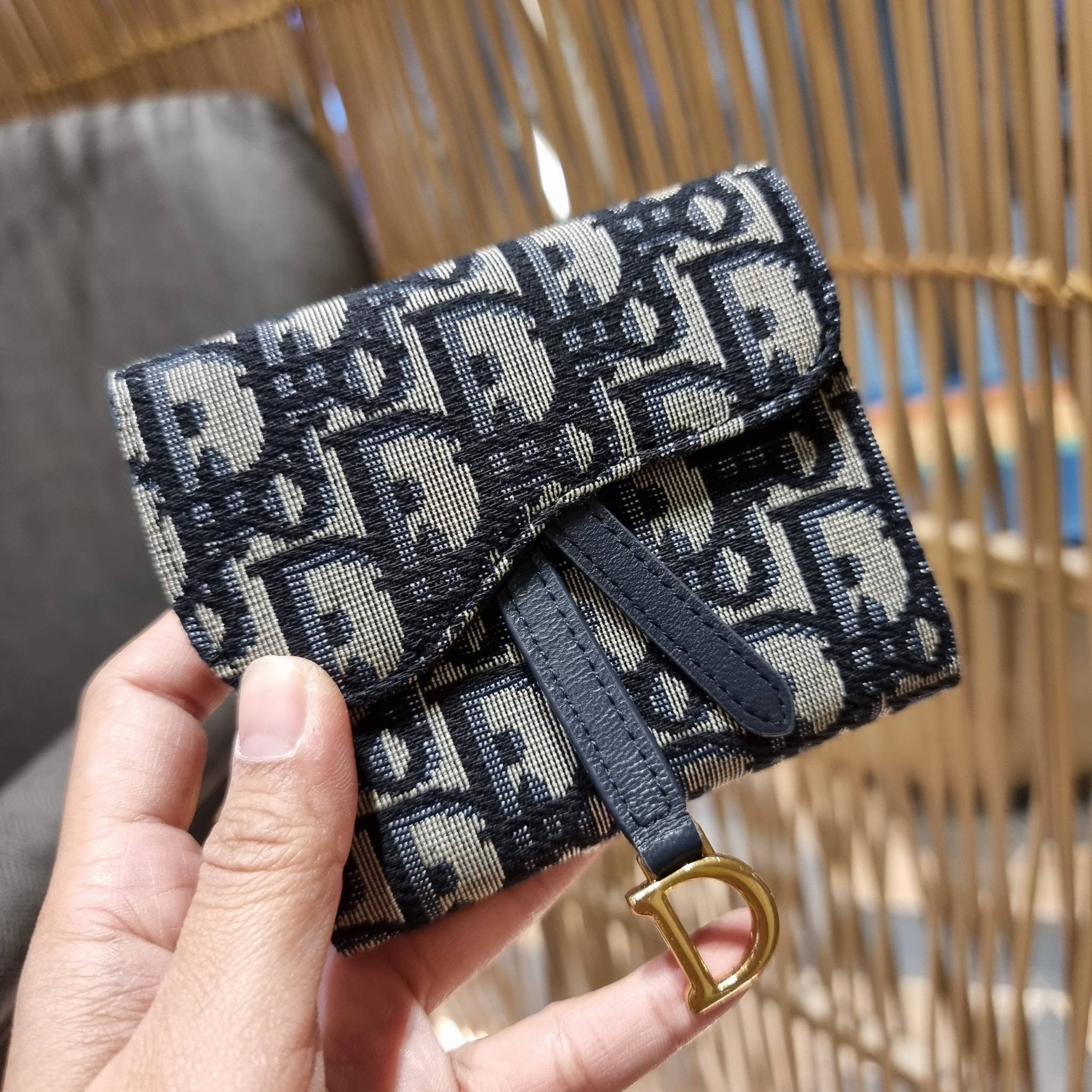 VIP 】CD MULTI WALLET WITH GWP กระเป๋าสตางค์ขนาดเหมาะมือ กะทัดรัดไม่กินพื้นที่ พรีเมี่ยมกิ๊ฟจากเคาน์เตอร์ ดีไซน์แบบพับ ใช้งานง่าย สวยน่ารักน่าใช้ตรงโลโก้ห้อย วัสดุผ้าแคนวาสปักลาย สลับหนังแท้ภายใน ภายในมีช่องใส่บัตร ใส่ธนบัตรได้ สะดวกใช้มากๆ มาพร้อม box set