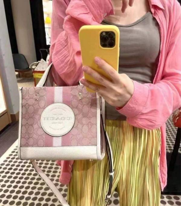 ใหม่ล่าสุด อดใจยังไงไหว💋 COACH Dempsey Field Tote 22 ((C5268//C5115)) พร้อมส่งความสวยที่ไทยค่ะ! กระเป๋าทรง Tote ขนาดพอเหมาะลำตัว พกพาง่ายสะดวกได้กับทุกๆวัน ด้านหน้าปั้มโลโก้แบรนด์ตัวใหญ่สวยค่ะ;เปิดปิดกระเป๋าแบบกระดุมแม่เหล็ก ภายในใส่กระเป๋าเงินใบย