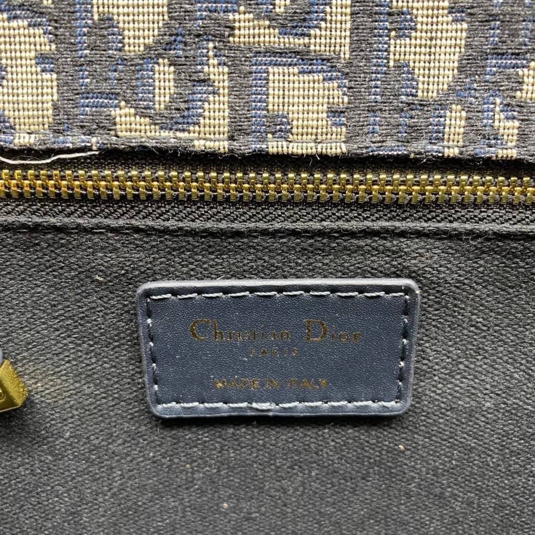 หนังแท้ CHRISTIAN DIOR 30 MONTAIGNE BAG Oblique Jacquard เอกลักษณ์ของความหรู น้ำหนักเบา ไอเท็มหายาก!! Best seller!! ยกให้น้องเลย!! ดีไซน์เรียบหรูในความเป็นเอกลักษณ์ ใช้งานง่าย สะดวก ได้ทุกโอกาส แนะนำเป็น everyday bag ติดตัวไว้เลยจ้าสาวๆ พร้อมส่งที่ไทย ภาพ