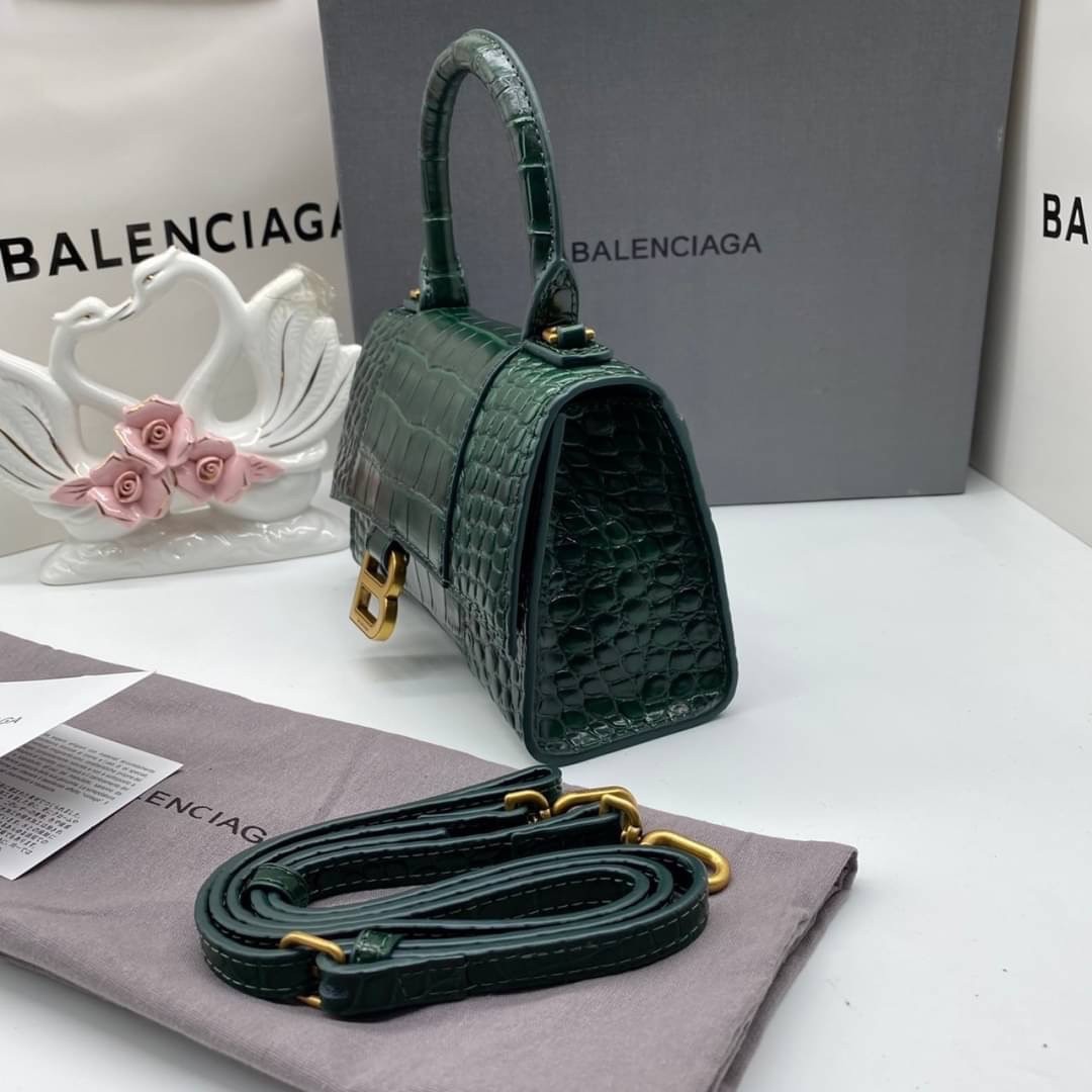 หนังแท้ BALENCIAGA HOURGLASS TOP HANDLE XS Shiny crocodile embossed calfskin การสร้างสรรค์ที่มีเอกลักษณ์เฉพาะตัว หรูหรา โทนสีโดดเด่น วัสดุหนังแท้ลายจระเข้ ภายในโล่งกว้างหนังแนปป้าอย่างดี เกรดออริจินอล ตอบโจทย์ได้ทุกลุค ทุกไลฟ์สไตล์ ภาพสินค้าถ่ายจากงานขายจ