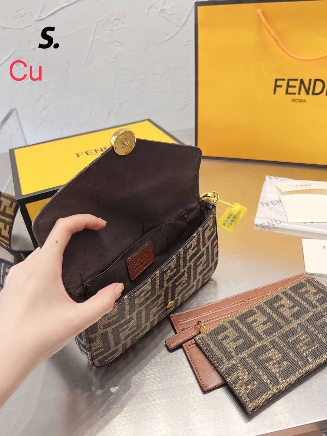 Fendi Wallet With Pouches / Fendi Mini Bag / Fendi multi pochette felicie shoulder bag กระเป๋าสะพายไซส์มินิ แคนวาสโมโนแกรม สุดคุ้ม 3 ชิ้น ในเซท ใช้งานง่ายเป็นระเบียบแบ่งสัดส่วนชัดเจน ใบเล็กกะทัดรัด แต่ใช้งานคุ้มมากๆ มาพร้อมสายสะพายดีไซส์สปอร์ตถอดได้ อะไหล