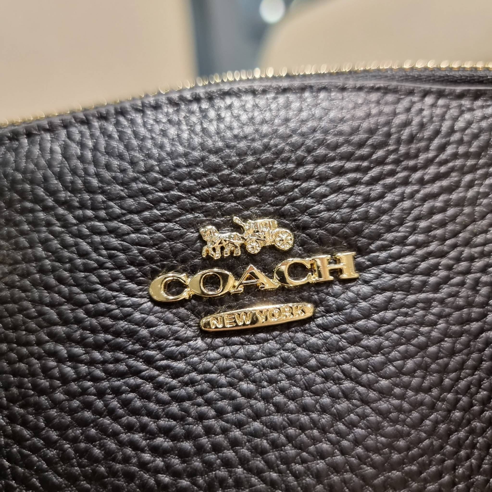 COACH F36675 SMALL KELSEY SATCHEL กระเป๋าถือ/สะพายข้าง ทรงพัดรุ่นคลาสสิค ขายดีทุกรอบ ด้วยรูปทรงที่สวย ใช้งานง่าน มีหูจับในตัว และสายครอสมาให้ วัสดุหนัง pepble สัมผัสดี (หนังจะมีรอยกดทับบ้าง ใช้งานเรื่อยๆหนังจะฟูขึ้นปกติ) เปิด-ปิดด้วยซิป รูดใช้งานง่าย ภายใ
