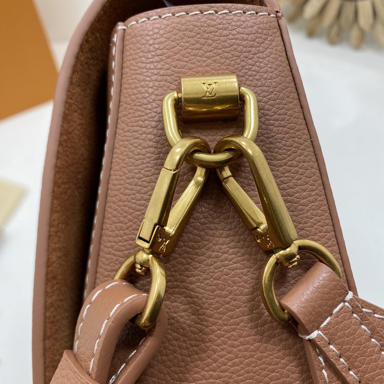 TOP ORI หนังแท้ | เกรดดีสุด LV Soft Twist Handbag กระเป๋าถือสุดไอคอนิก ถือเป็นกระเป๋าคู่ใจที่สมบูรณ์แบบสำหรับทุกวัน