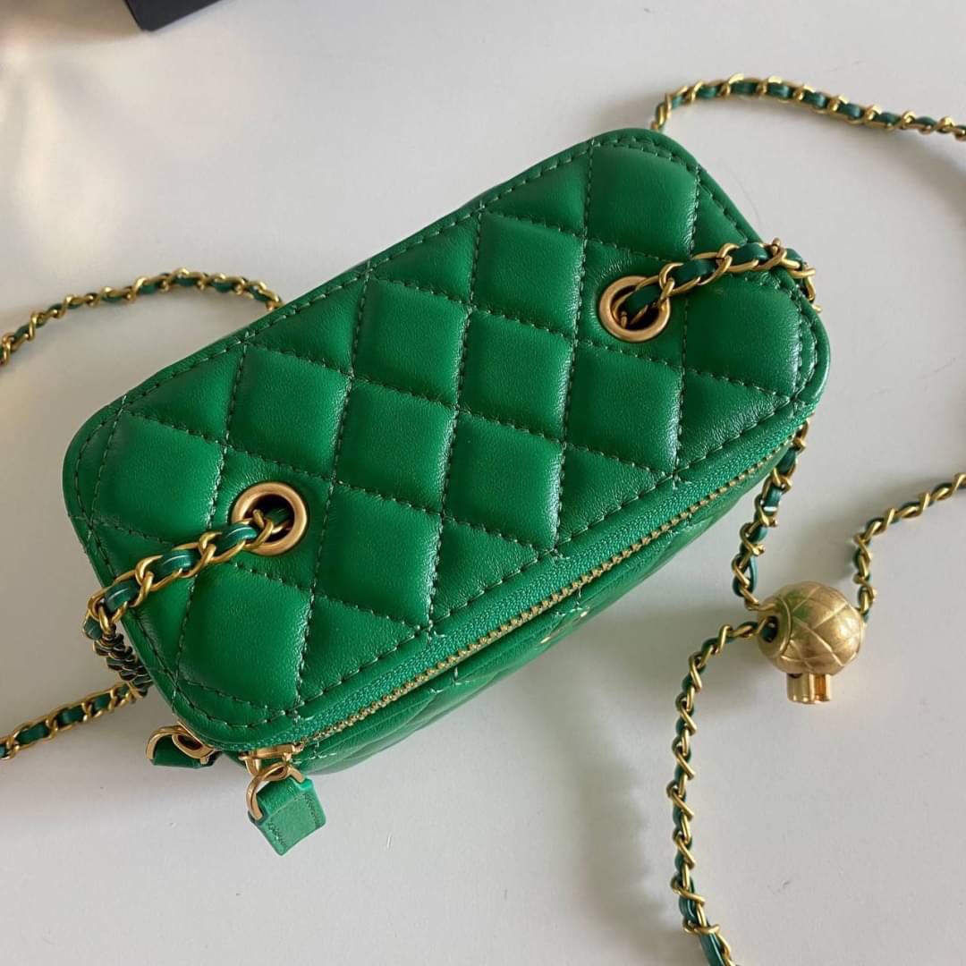 VIP GIFT 】หนังแกะแท้ CHANEL Box With Chain สายโซ่ทองหรูมาก หนังเรียบฟู ขึ้นเงา กระทบแสงยิ่งสวยค่าา โทนสีสวยสดใส เหมาะมากสำหรับสาวๆ ชิคๆ ต้องบอกเลยรุ่นนี้เหล่าเซเลบใช้กันเยอะมากๆ แค่อะไหล่ก็หรูไปเดินครึ่งแล้วค่าา😁 พร้อมส่งที่ไทยที่นี่ที่เดียว