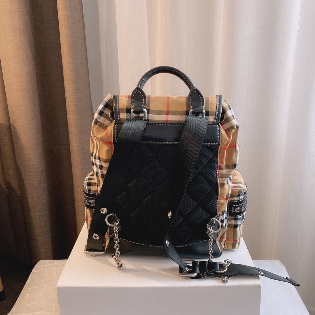BURBERRY BAGPACK VIP GIFT WITH PURCHASE (GWP) พรีเมี่ยมกิ๊ฟ Limited Edition จาก BURBERRY วัสดุผ้าCanvasสลับหนัง เป้ทรงสวย