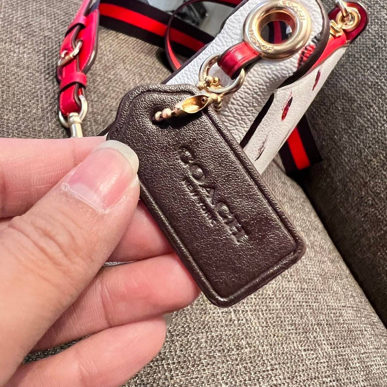 COACH C7973 JES BAGUETTE WITH LADYBUG FLORAL PRINT คอลเลคชั่นใหม่ล่าสุด พร้อมเสิร์ฟความสวยถึงบ้านเช่นเคย!! กระเป๋าสะพายทรงบาแกตต์ ดีไซน์ย้อนยุค ที่แอบแฝงความเรียบหรูดูแพงอยู่ในตัว โดดเด่นด้วยสายสะพายเส้นใหญ่ โทนสีคอนทราส ทำให้ไอเท็มนี้ดูมีลูกเล่นมากขึ้น ว