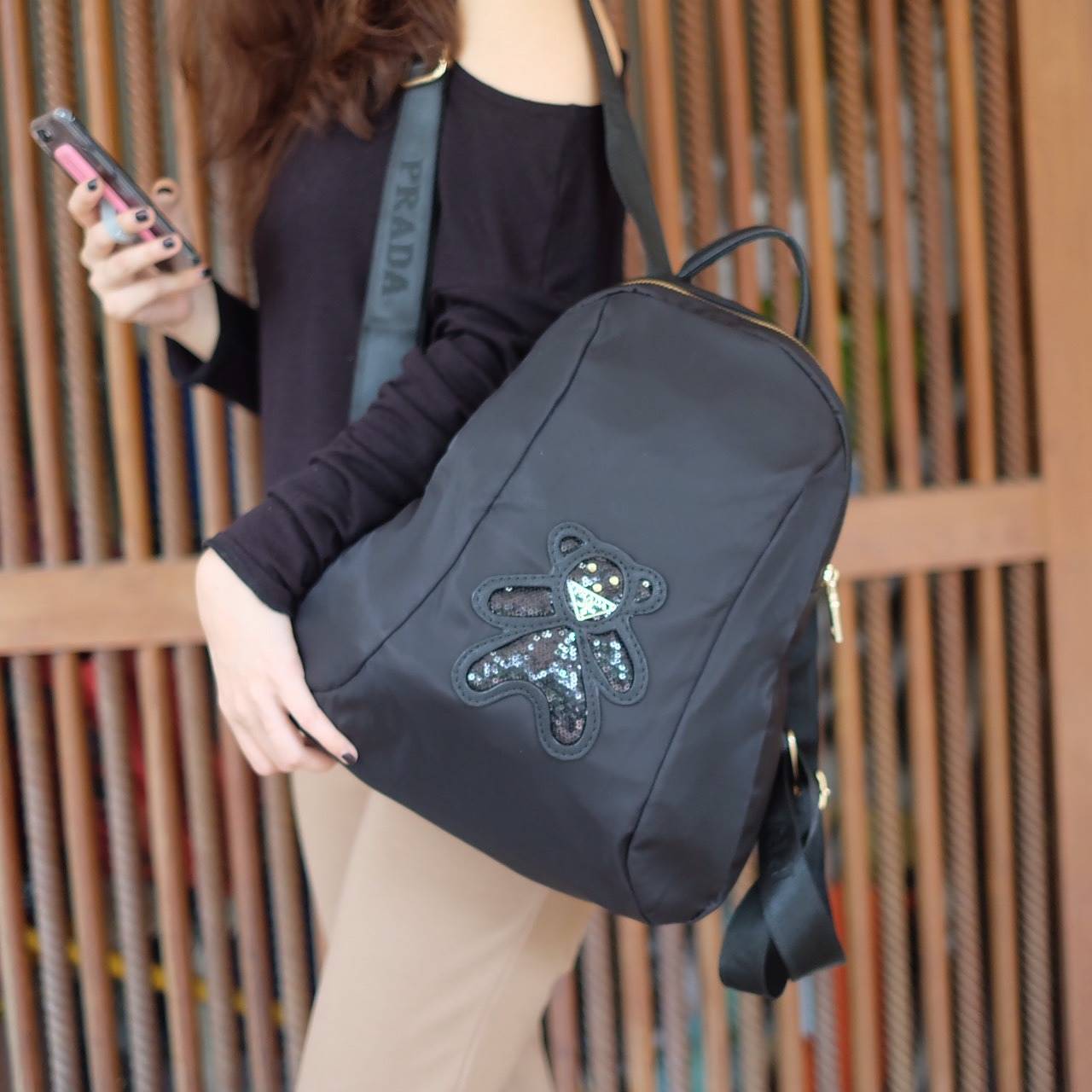 Don't Miss! PRADA NYLON BACKPACK กระเป๋าสะพายเป้ พรีเมี่ยมกิ้ฟจากเคาน์เตอร์ต่างประเทศรุ่น Limited edition ที่ฮ๊อตสุดๆ วัสดุเป็น Nylon เนื้อหนาคุณภาพดีตามแบบฉบับของแบรนด์ ขนาดกำลังดี น้ำหนักเบา ด้านหน้าเป็นลายหมีปั๊กกลิ้ตเตอร์โลโก้แบรนด์อะไหล่ทองหรู ภ