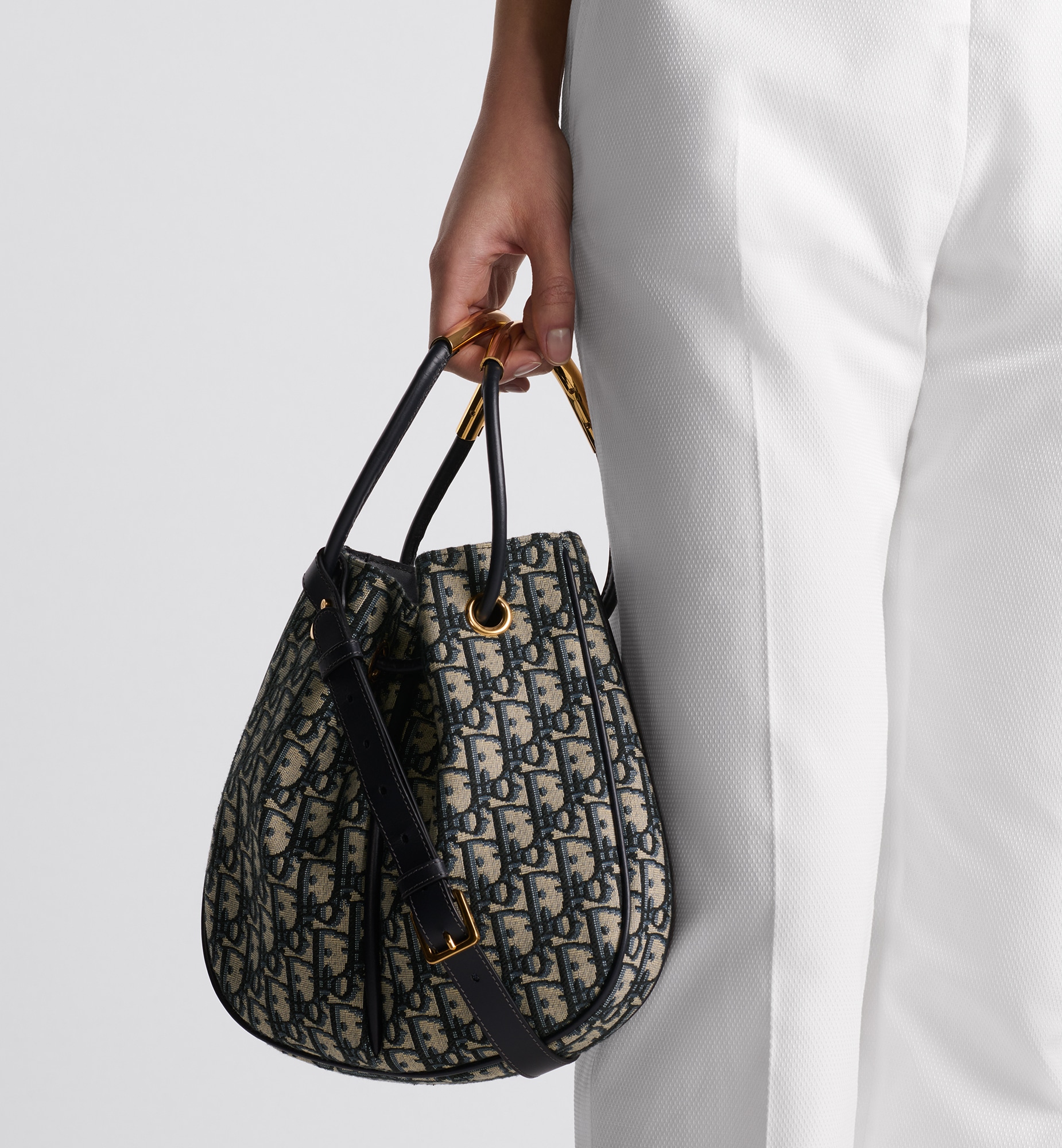 Dior Nolita Bag กระเป๋าสะพายทรงโท้ทรุ่นใหม่ สวยหรูเป็นเอกลักษณ์ตามแบบฉบับแบรนด์ มาพร้อมสายสะพายยาว ขนาดกำลังน่าใช้ ภายในโล่งกว้างจุของได้เยอะ สวยทันสมัยเหนือกาลเวลาต้องยกให้ใบนี้เลยค่ะ