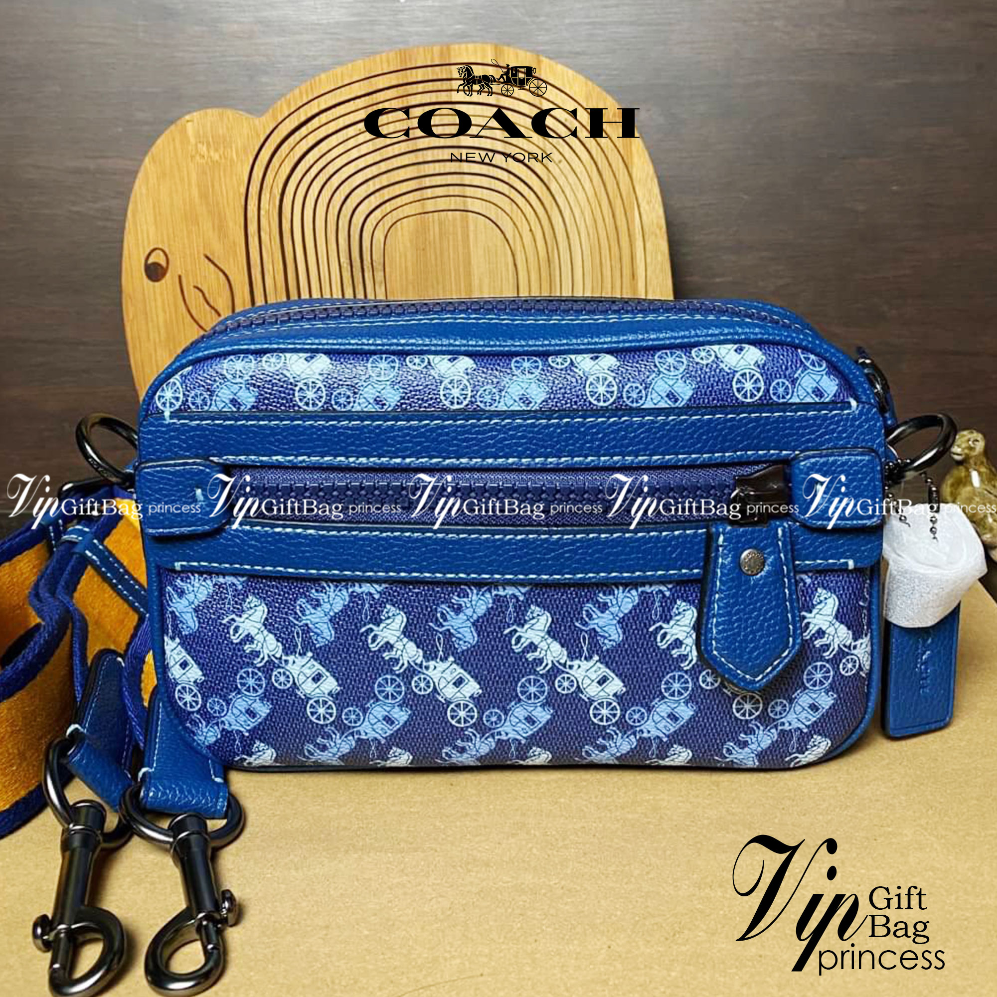 COACH ACADEMY CROSSBODY WITH HORSE AND CARRIAGE PRINT (COACH 89084) ผ้าใบเคลือบพิมพ์ลายและหนังกรวดขัดเงา ภายในกระเป๋ามัลติฟังก์ชั่น| ปิดด้วยซิป ซับในผ้า ด้านนอกมีซิปและกระเป๋าสลิป สายสะพายถอดได้