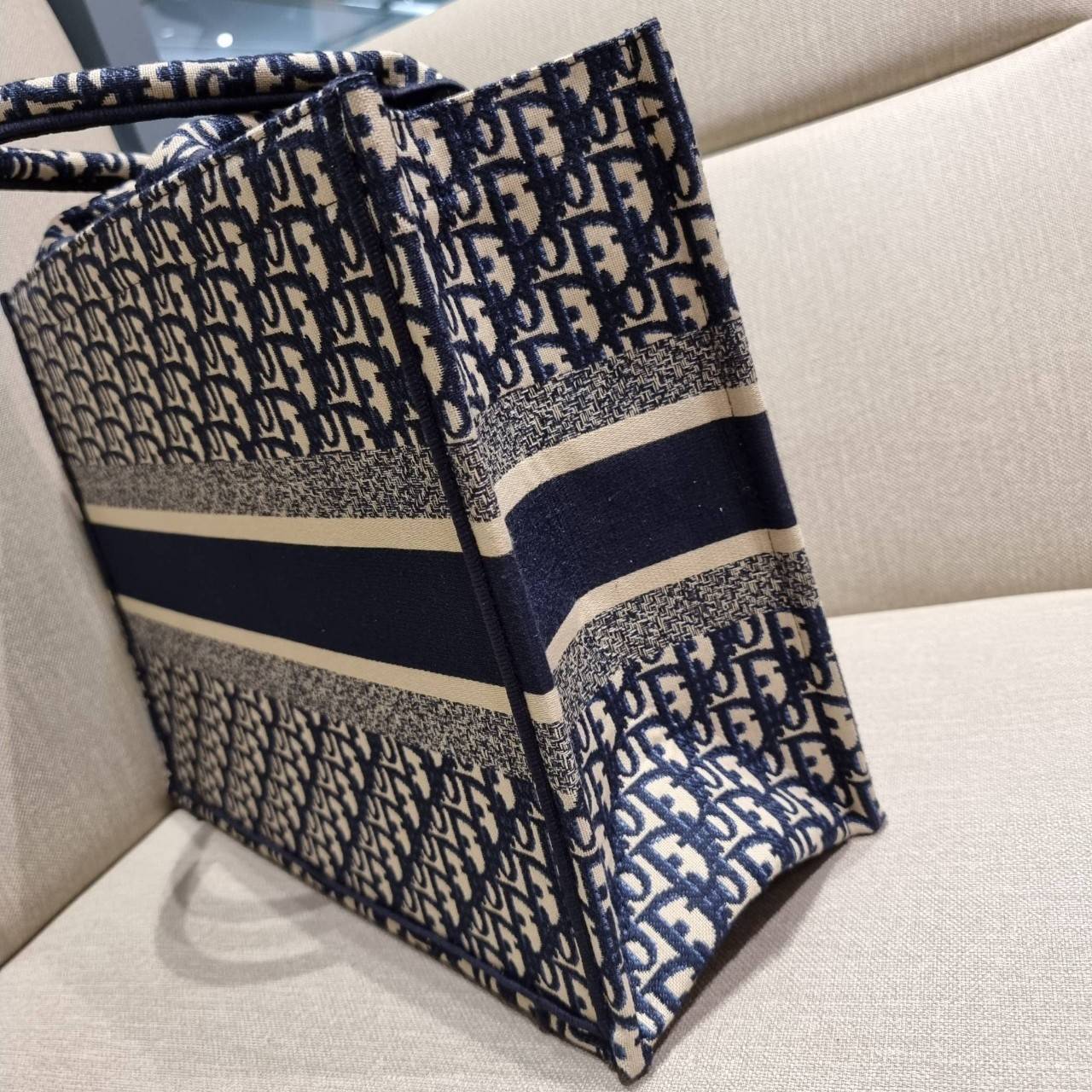 VIP 】HOT ARRIVAL!! DIOR CD SHOPPING BAG WITH GWP กระเป๋าทรงช้อปปิ้งใบใหญ่ จุใจ!! พรีเมี่ยมกิ๊ฟรุ่นดับเบิ้ลฮอต ดีไซน์คลาสสิควินเทจ สวยหรู วัสดุผ้าแคนวาสลายกราฟฟิค ภายในโล่งกว้างมากๆ ใส่ของจุสุดๆ โน้ตบุ้ค ไอแพด กระเป๋าสตางค์ มือถือ หรือเสื้อผ้ายังได้ สะพายค