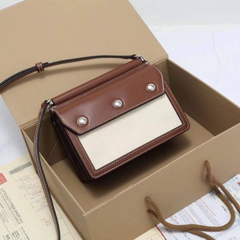 พรีเมี่ยมกิ๊ฟแท้ 100% 】Burberry Mini Horseferry Print Title Bag with Pocket Detail VIP GIFT WITH PURCHASE (GWP)