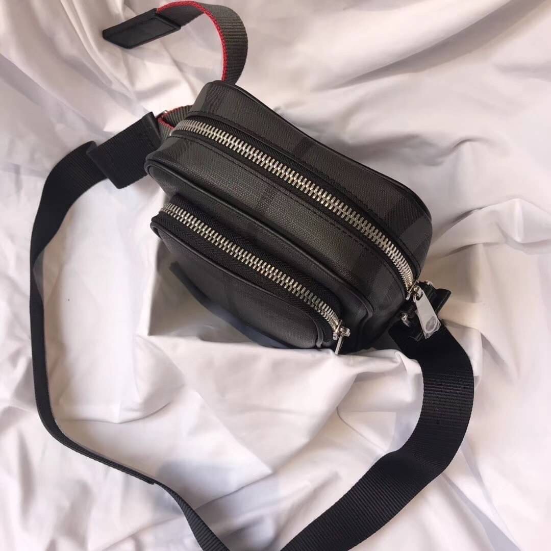 พรีเมี่ยมกิ๊ฟแท้ 100% 】BURBERRY Iconic British Luxury Brand shoulder bag in vintage VIP GIFT WITH PURCHASE (GWP) วัสดุหนังแท้ กระเป๋าสะพายผู้ชายสีดำสุดคลาสสิค