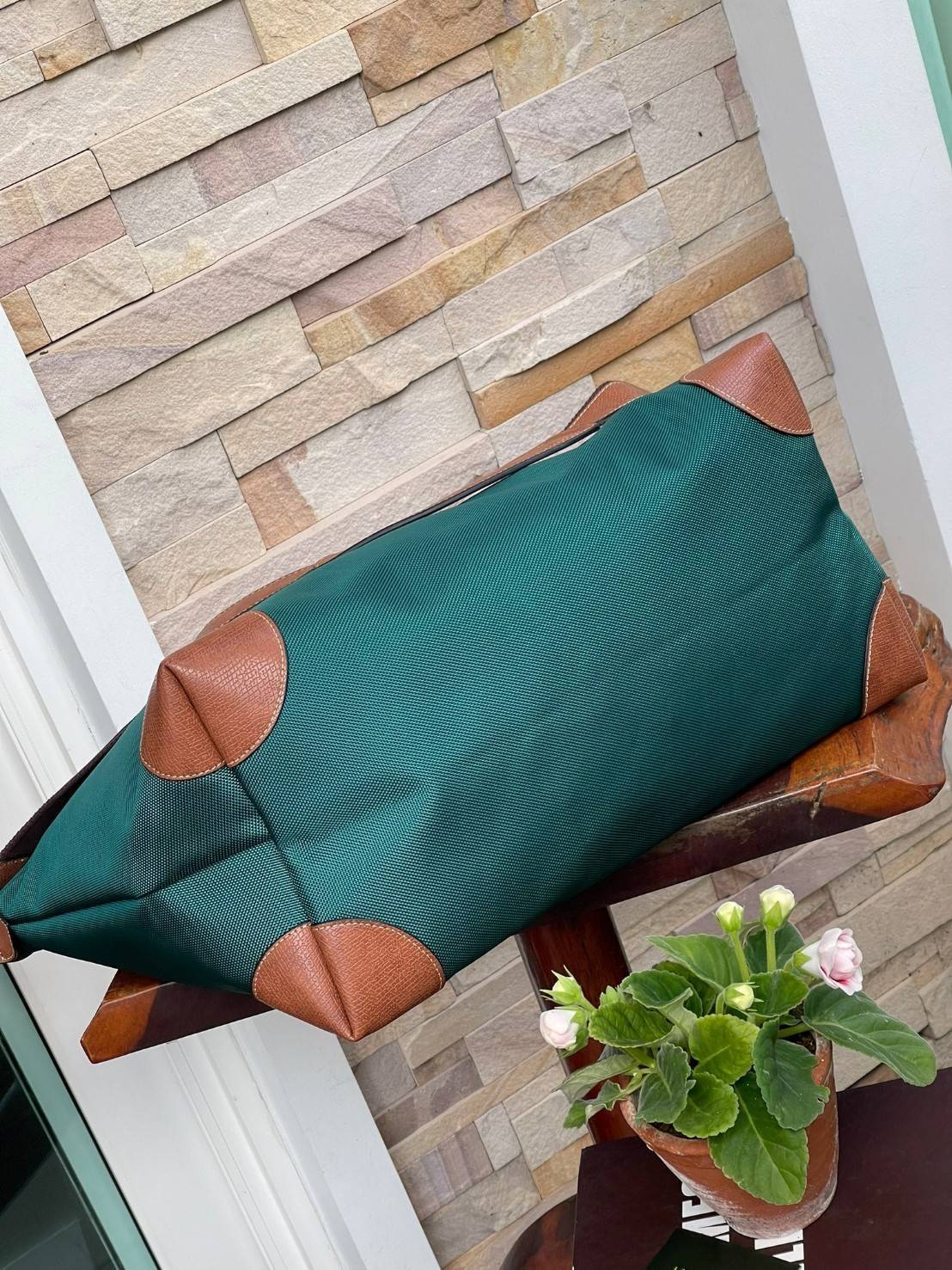 LONGCHAMP BOXFORD TRAVEL BAG L กระเป๋าเดินทางขนาดใหญ่ มาพร้อมสายสะพายที่สามารถถอดได้ ให้คุณเลือกสะพายไหล่หรือถือได้ มีซิปรูดเปิดปิดกระเป๋าที่ให้คุณมั่นใจได้ว่าคุณจัดเก็บไอเท็มของคุณได้อย่างมิดชิด บ็อคฟอร์ด (BOXFORD) สะท้อนความเป็นเอกลักษณ์ของแบรนด์ที่เปี่