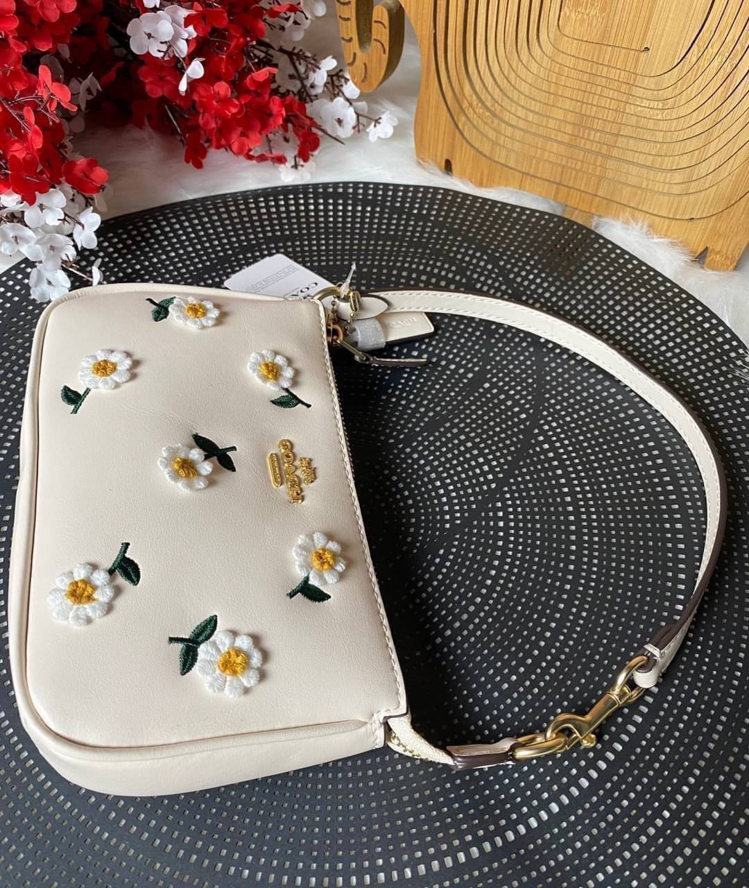 COACH NOLITA DAISY BAG (coach C3356) พร้อมส่งทันทีค่ะ! กระเป๋าหิ้ว//คล้องไหล่ หนังแท้เรียบสวย จุดเด่นด้านหน้าปักดอก Daisy แบบ3D นูนขึ้นมาสวยงามสะดุดดตามากๆค่ะ เปิดปิดกระเป๋าแบบซิป ภายในใส่มือถือได้ทุกรุ่น;กระเป๋าเงินใบกลางได้;มีช่องเสียบบัตร2ช่อง;และช่องใ