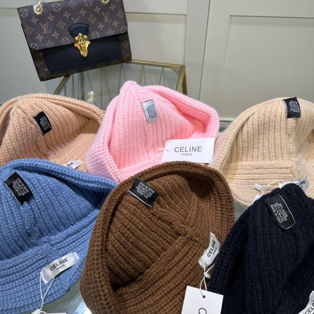 CELINE KNIT HAT / CELINE EMBROIDERED KNIT WOOL BEANIE หมวกไหมพรมเซลีน รุ่นใหม่ล่าสุด ใส่แล้วปังมากค่าา น่ารักที่สุด ใช้ได้ทั้งชายหญิง น่ารักมากกกก ไหมพรมทอแน่นเนื้อดี ตรงปกค่า