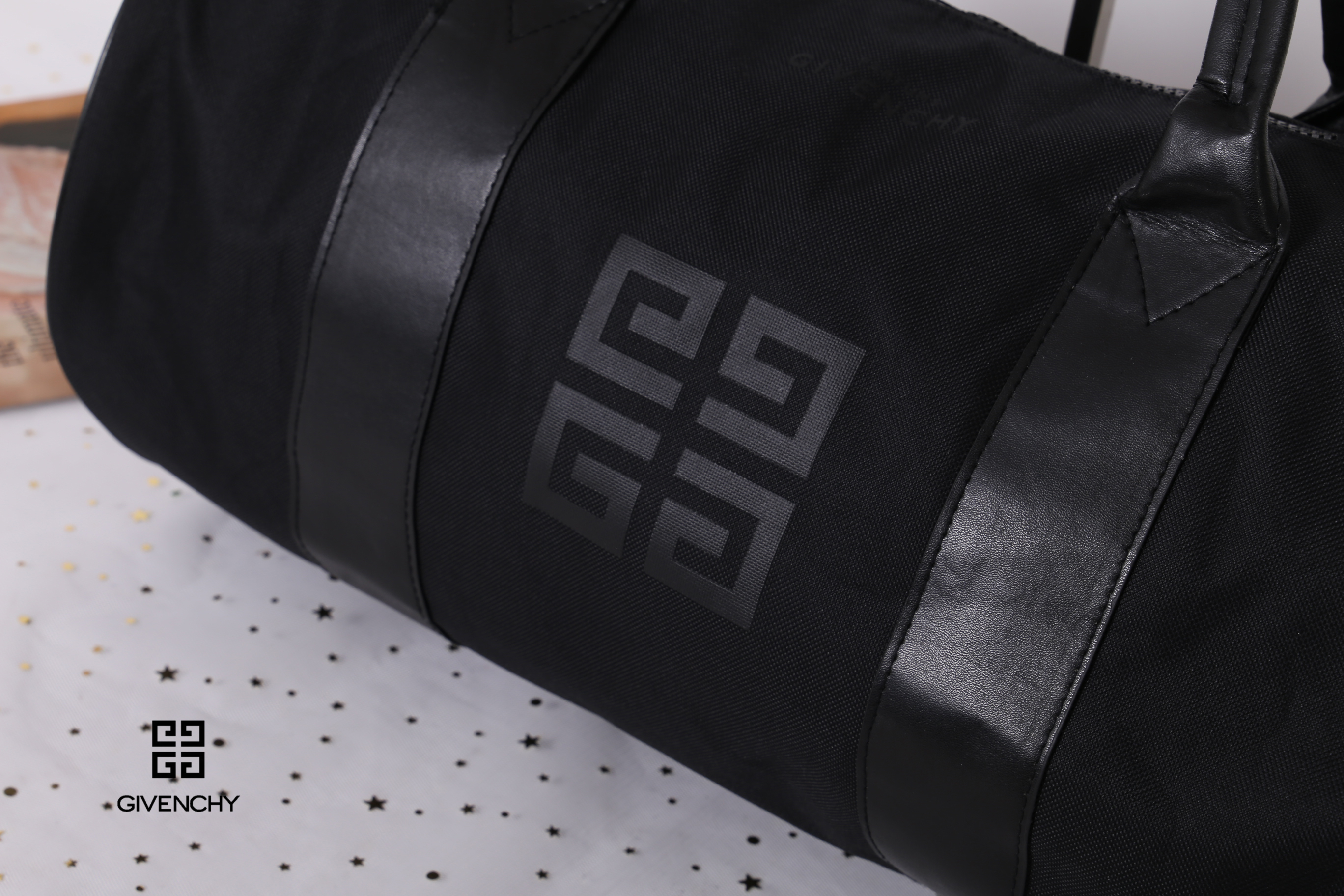 Givenchy Black Oxford Fabric Travel Bag สินค้าเป็นของใหม่ จากเค้าเตอร์เครื่องสำอาง/น้ำหอมของแบรนด์ กระเป๋าใบใหญ่สีดำ ทำจากผ้า Oxford สามารถกันน้ำได้ระดับนึง ด้านในบุด้วยผ้าซับสีดำอีกชั้น รุ่นนี้เป็นทรงกระบอก ตัวสายสะพายไหล่ทำจากหนัง แข็งแรงและทนทาน ใช้เป็