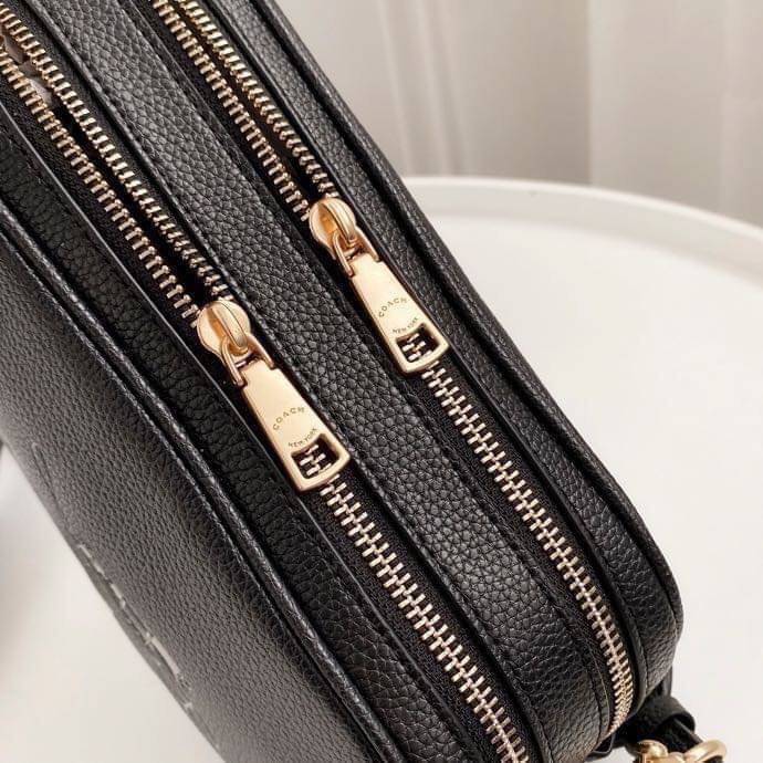 Coach Leather Jes Crossbody in Colorblock ((72704)) กระเป๋าสะพายข้าง//ครอสบอดี้ร์ วัสดุหนังแท้ หนังนิ่มสวยงาม มากๆค่ะ ด้านหน้ามีโลโก้แบรนด์เด่นชัดสะดุดตา ช่องหลักแบ่งเป็น2ซิป แต่ละช่องกว้าง ใส่กระเป๋าเงินใบยาวได้ ของอื่นๆได้จุค่ะ มีช่องเล็กให้ใส่ของจุกจิก