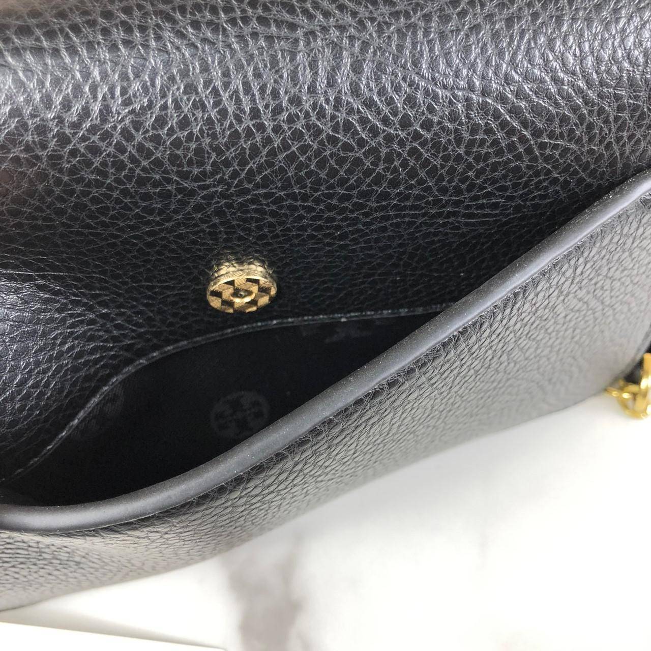 ของแท้ 💯% กระเป๋าสะพาย TORY BURCH มาพร้อมสายสะพายโซ่ มีหนังรองบ่าค่ะ เปิด - ปิดกระเป๋าด้วยกระดุมแม่เหล็กแบบซ่อน