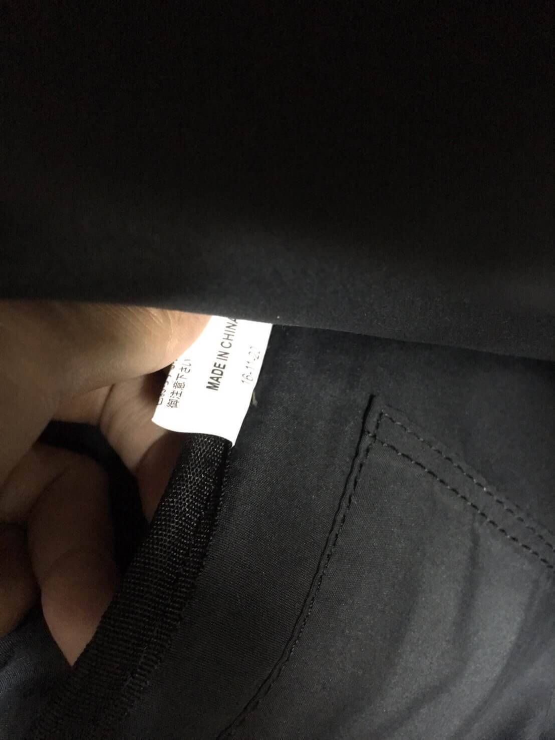 เป้ฮิตติดชาร์จกับ Anello รุ่น The emporium dark brown (limited edition) ขนาดมินิ กำลังดี วัสดุผ้าแคนวาสสลับหนัง polyester ปากกระเป๋ากว้างมีโครง มีตัวล้อคที่หูจับ ด้านหลังมีซิปสะดวกต่อการหยิบของภายใน ด้านข้างมีช่องทั้งสองข้าง กว้างจุได้เยอะ น้ำหนักเบา ดูแล