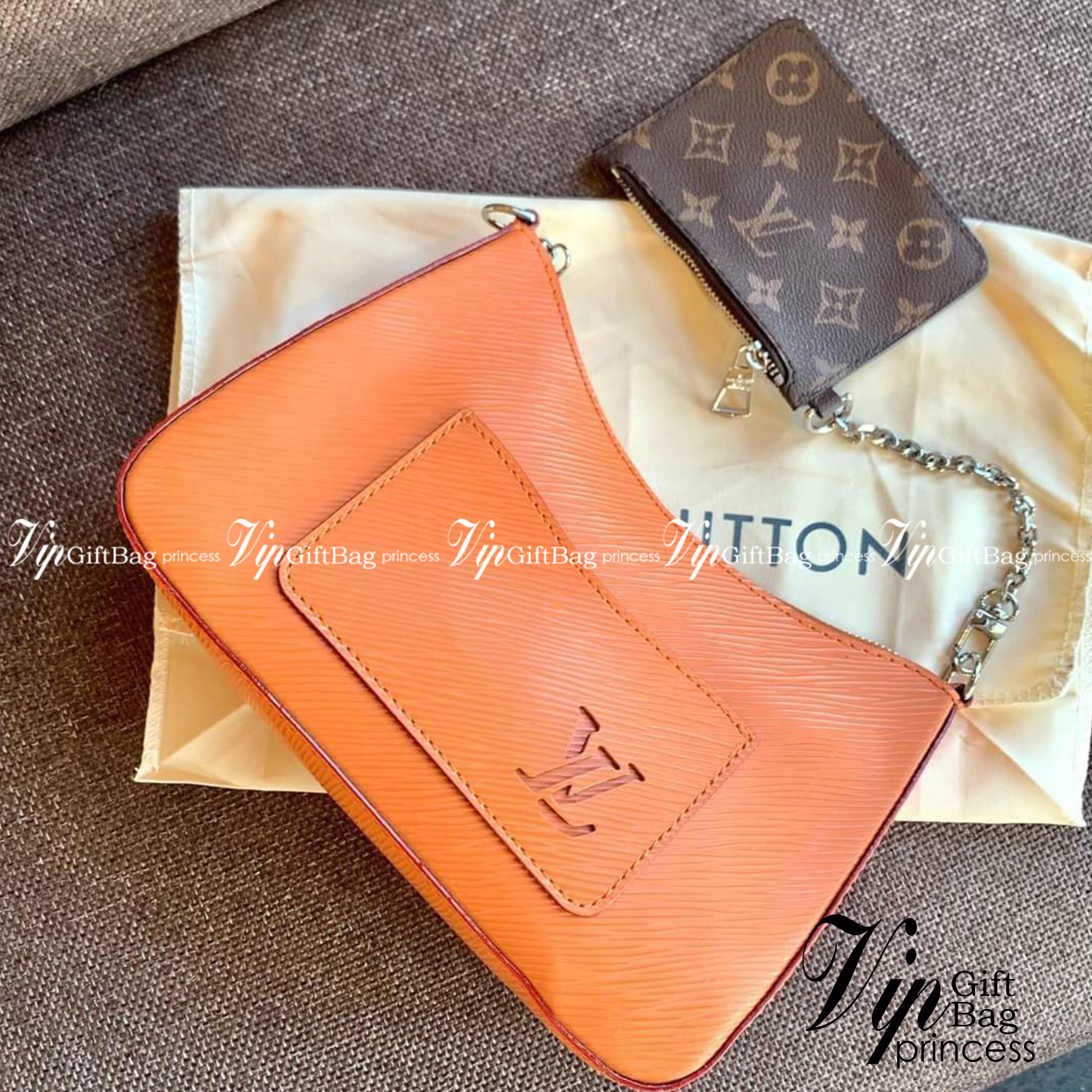 VIP 🥂 LOUIS VUITTON MARELLR EPI LEATHER รุ่นนี้ลายหนังเป็นลายไม้ มีโลโก้แบรนด์แบบฉลุด้านหน้า มาพร้อมกระเป๋าใบลูกแบบซิปจัดเก็บได้ตรงช่องด้านหน้า สามารถถอดออกแยกใช้งานได้ต่างหากนะคะ เปิดปิดกระเป๋าแบบซิป ภายในโล่ง สามารถใส่กระเป๋าเงินใบยาวได้;ของจุกจ