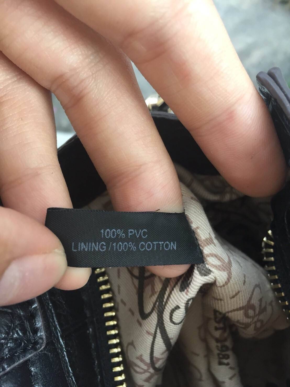 GUESS Cate Mini Series Crocodile New Collection!! กระเป๋าถือหรือสะพายลายหนังจระเข้สวยอยู่ทรง ดีไซน์หรูหรา เปิดปิดด้วยซิปคุณภาพดี ภายในโล่งจุพอประมาณ มีช่องซิปเล็กเปิดปิดง่าย ผ้าบุลายแบรนด์สวย สายสะพายปรับระดับได้ รุ่นนี้สวย หายาก ใช้ได้หลายโอกาสแน่นอน สาว