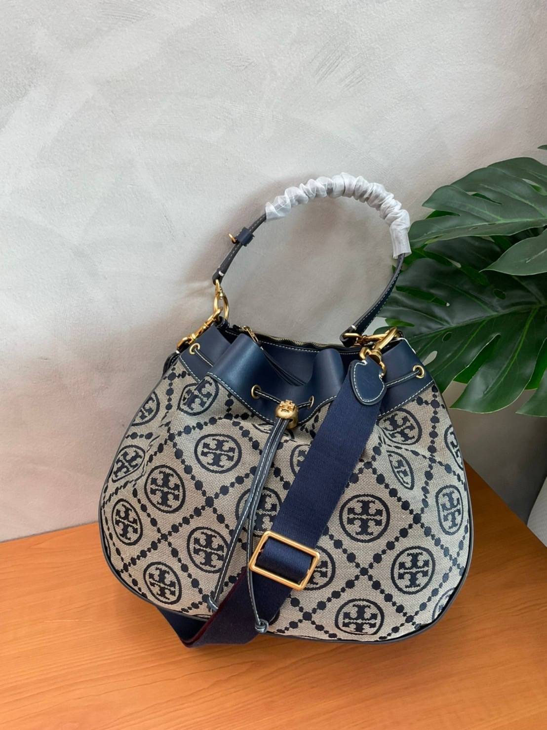 Tory burch t monogram jacquard drawstring hobo New Collection 2021 กระเป๋าถือและสะพายข้าง Monogram จาก tory burch ทำจากผ้าใบ jacquard ตัดด้วยหนังวัวแท้