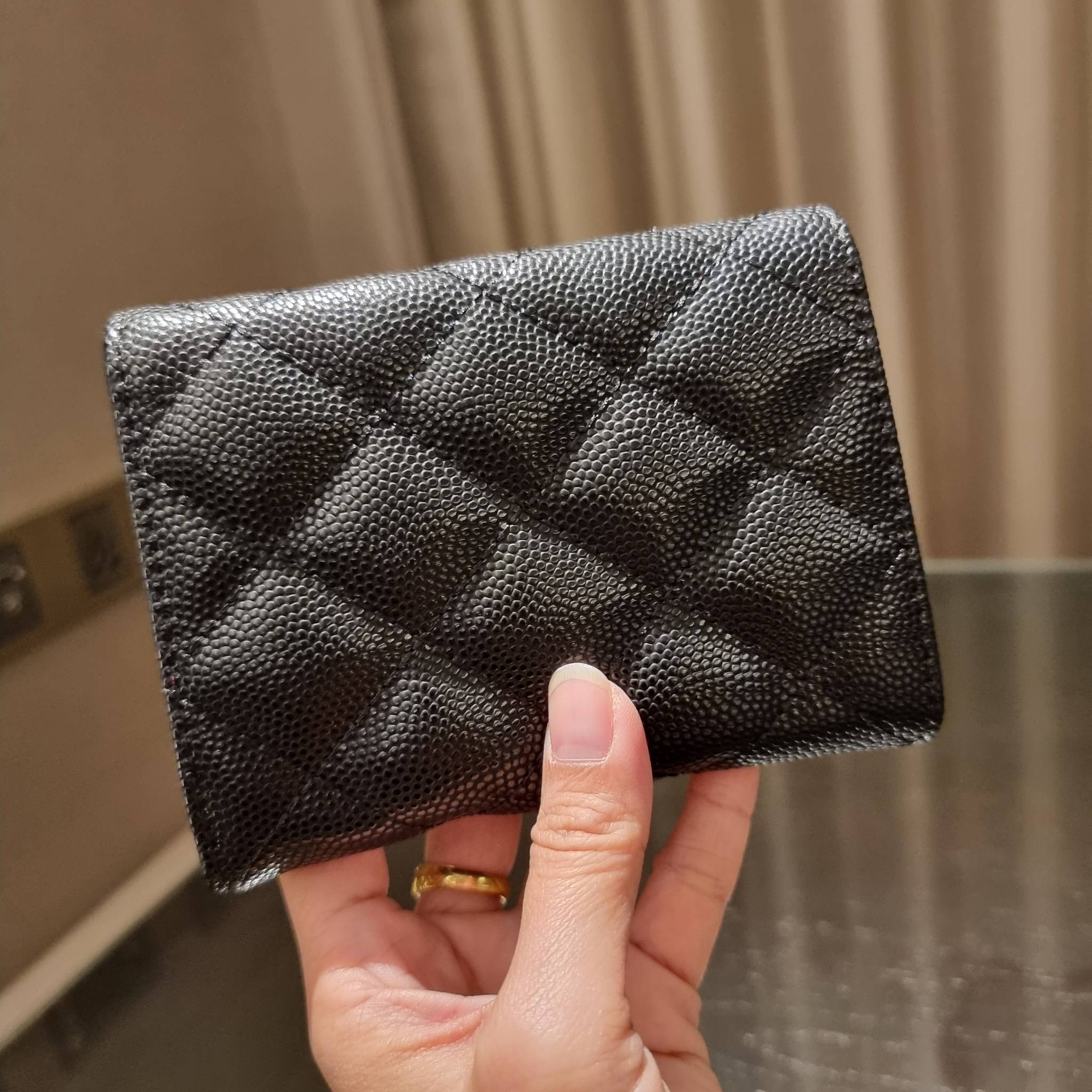 VIP 】มาแล้วจ้า!! รุ่นแนะนำ!! ฮิตติดใจสาวๆ!! กระเป๋าสตางค์ใบสั้นรุ่นฝาพับ จาก Chanel premium for gift เรียบหรู ดูไฮน์ วัสดุหนังสังเคราะห์ลายคาร์เวีย ด้านในเป็นหนังซาฟเฟียโน่ เปิด-ปิดด้วยกระดุมแม่เหล็ก ภายในกระเป๋ามีช่องใส่บัตร ใส่ธนบัตรได้ ดีไซน์เรียบหรูตา