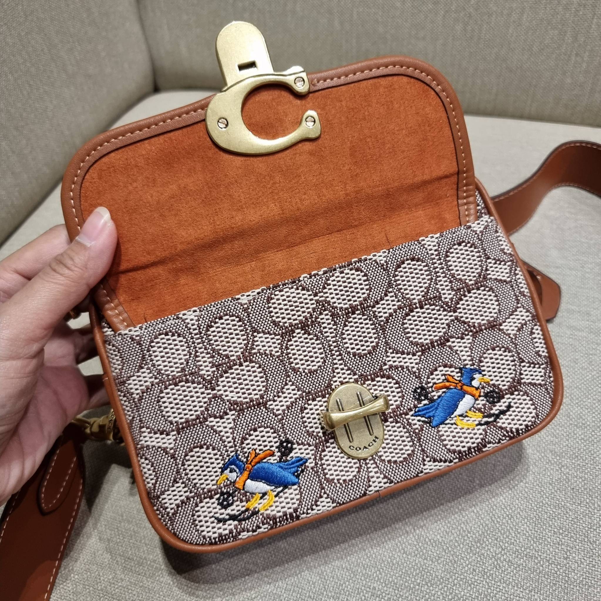COACH C7764 STUDIO CAMERA BAG 19 IN SIGNATURE TEXTILE JACQUARD WITH CREATURES น้องเล็กใหม่สุดอีกหนึ่ง!! ขนาดเล็กกะทัดรัด มาแบบเลิศๆหรูๆมากแม่ พร้อมเทกเจอร์สุดคิ้วท์!! กระเป๋าสะพายข้างลุคไฮน์ ที่ดีไซน์ออกมาได้ปัง และดูแพงมากๆ ด้วยดีเทลคลาสสิคผสานความเป็นเอ