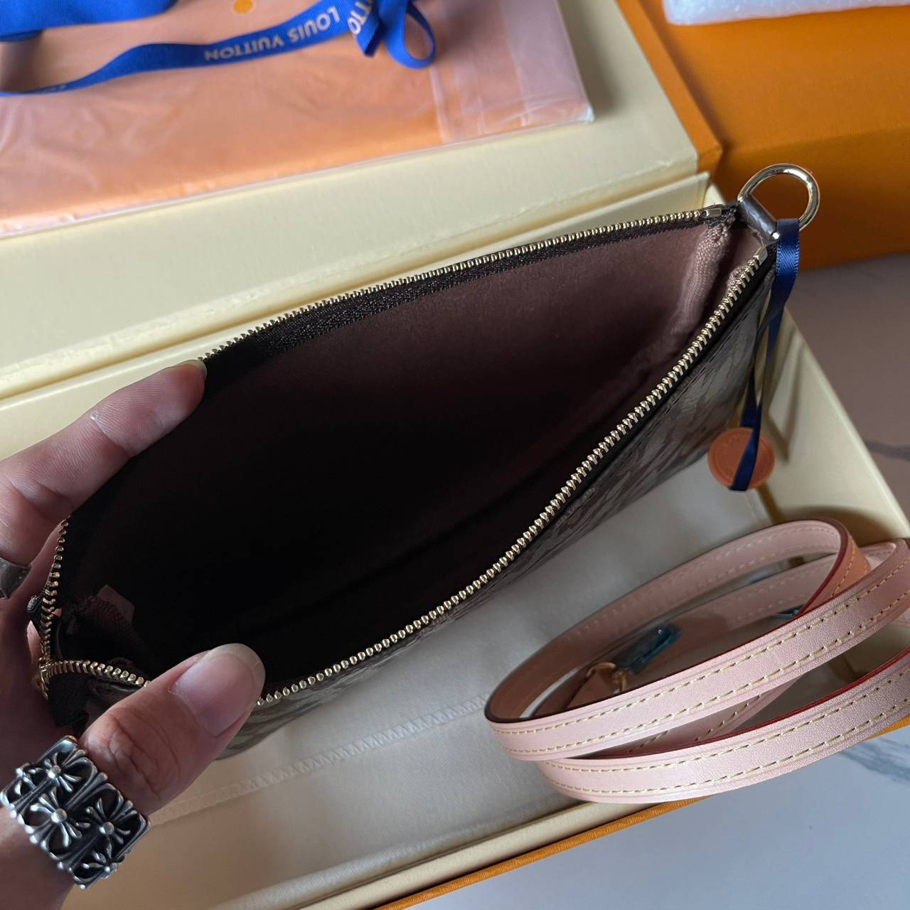 หนังแท้ LOUIS VUITTON MONOGRAM POCHTE ACCESSORIES BAG ลายใหม่ล่าสุด พร้อมส่งที่ไทย โดดเด่นด้วยรูปทรงอันเป็นเอกลักษณ์และรายละเอียดแบบคลาสสิก ภาพถ่ายสินค้าจริง ไอเท็มนี้สวยน่าใช้สุดคุ้มมากๆ ห้ามพลาดเลยค่ะ!