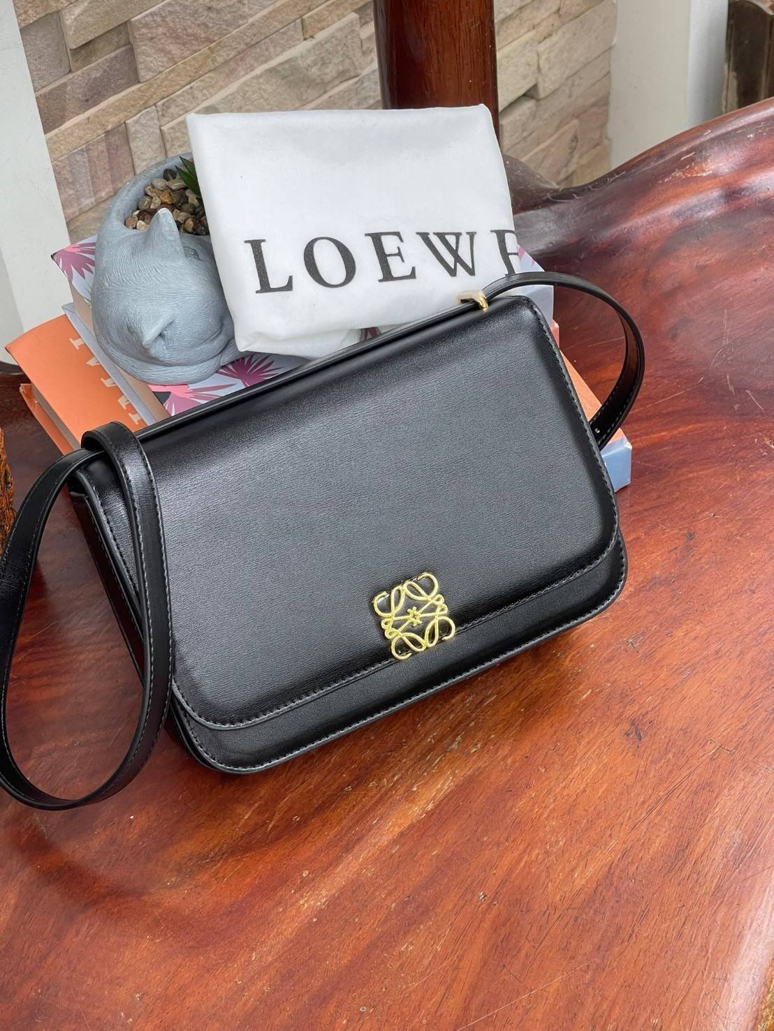 Medium : LOEWE Goya anagram leather shoulder bag กระเป๋าทรง GOYA รูปทรงกล่องอันคลาสสิกที่มาพร้อมรายละเอียดอันน่าค้นหา พร้อมด้วยโครงสร้างที่เปี่ยมไปด้วยสเน่ห์น่าค้นหา มีช่องใส่ของขนาดกว้างและเป็นทรงทำให้การจัดการสิ่งของต่างๆ ของสาวๆ นั้นง่ายดายมากยิ่งขึ้น 