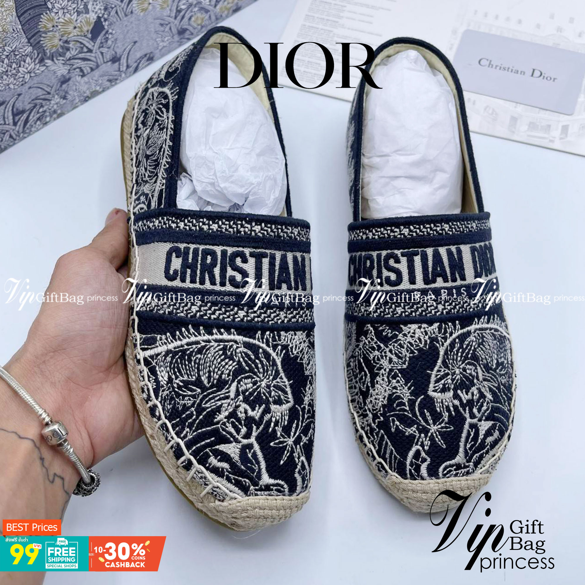 DIOR GRANVILLE ESPADRILLE SS21 Oblique Embroidered Cotton รองเท้าที่เป็นเอกลักษณ์ ที่สุดแห่งความหรูหราที่ใช้งานได้ทุกวัน ตัดเย็บจากผ้าฝ้ายปักลาย ประดับด้วยรายละเอียดสวยงาม งานเกรดออริจินอล 1:1 เหมือนที่สุด มีเลข Code ภาพสินค้าถ่ายจากงานขายจริง ไม่โป๊ะแตกแ