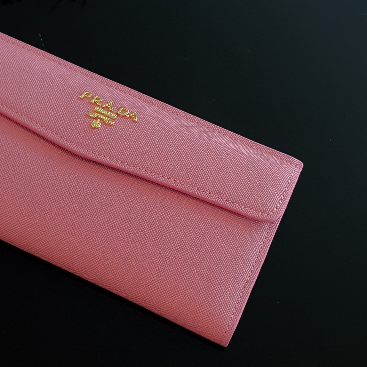 PRADA LONG WALLET กระเป๋าสตางค์รับทรัพย์ ทรงหรู จากแบรนด์ PRADA ลายหนัง SAFFIANO มีช่องใส่บัตร ถึง 12 ช่อง และช่องซิปใส่ของจุกจิกได้ น้ำหนักเบา จับถนัดมือ ขนาดกำลังดีคะ ถือแล้วดูดี อะไหล่ทองสุดหรู ใช้แล้วสวยแน่นอนค้า