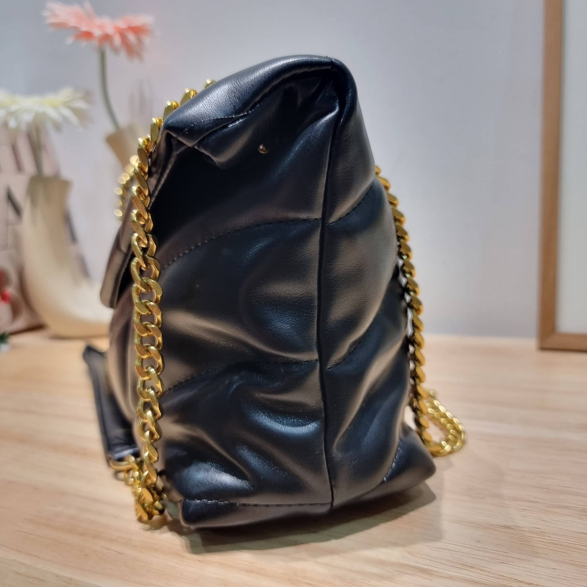 YSL PUFFER SMALL CHAIN BAG IN QUILTED / Yves Saint laurent puffer small chain bag in quilted กระเป๋าสะพายรุ่นยอดนิยม ทรงสวย ใช้ได้บ่อยไม่มีเบื่อ วัสดุหนังสัมผัสนิ่มมือ ดีไซน์เรียบหรู