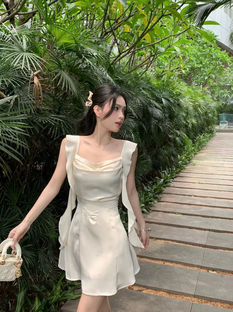 พร้อมส่ง 🧁 White Mars dress เดรสคอเหลี่ยมสีหวานแต่งสายกรุยกราย (IN38692)