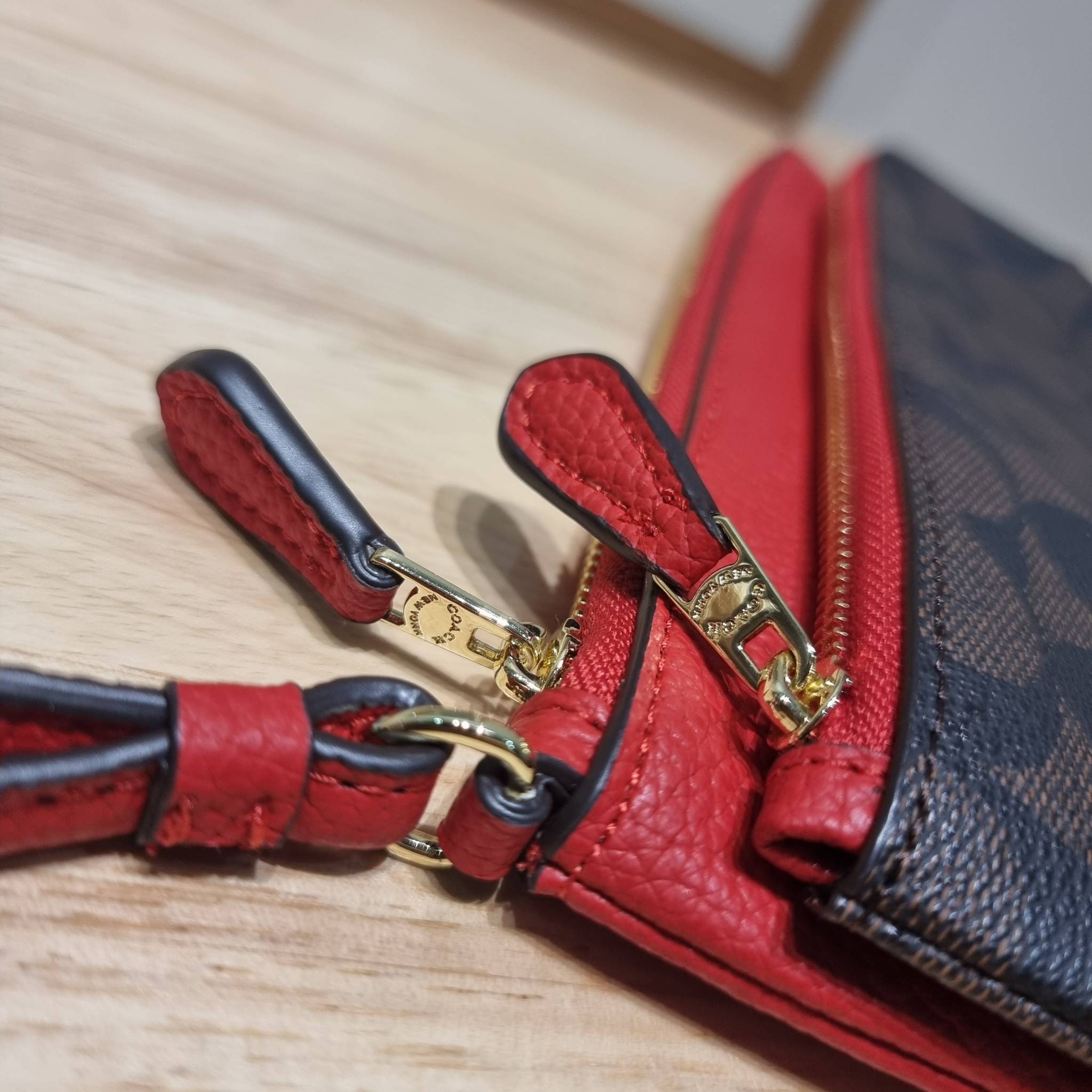 COACH DOUBLE ZIP WALLET IN SIGNATURE CANVAS / C5576 / C5610 / C7313 พร้อมส่ง 8 สี ใหม่ล่าสุด คอล 2023 กระเป๋าคล้องมือใบใหญ่ ดีไซน์ใหม่เล่นระดับ เพิ่มลูกเล่นและดีเทลให้ดูน่าใช้ยิ่งขึ้น