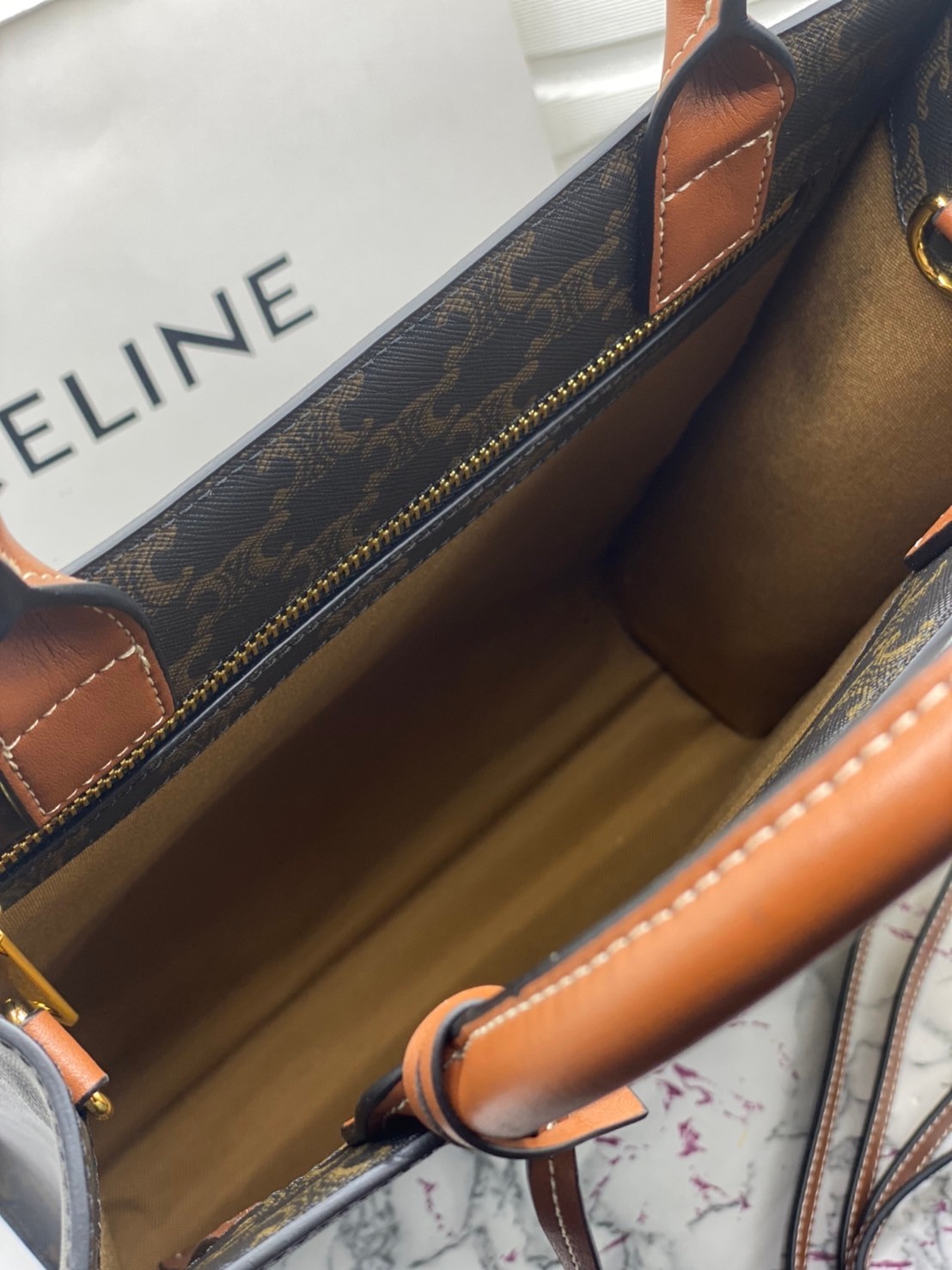 หนังแท้ CELINE SMALL CABAS VERTICAL IN TRIOMPHE CANVAS AND CALFSKIN / CELINE TOTE พร้อมส่งที่ไทย กระเป๋าโท้ททรงตั้ง CABAS TRIOMPHE งานหนังแท้ CALFSKIN ทั้งใบ พร้อมหูหิ้วสองข้างและสายสะพายหนังแบบถอดได้ ภาพสินค้าถ่ายจากงานขายจริง ใช้งานต่างประเทศได้