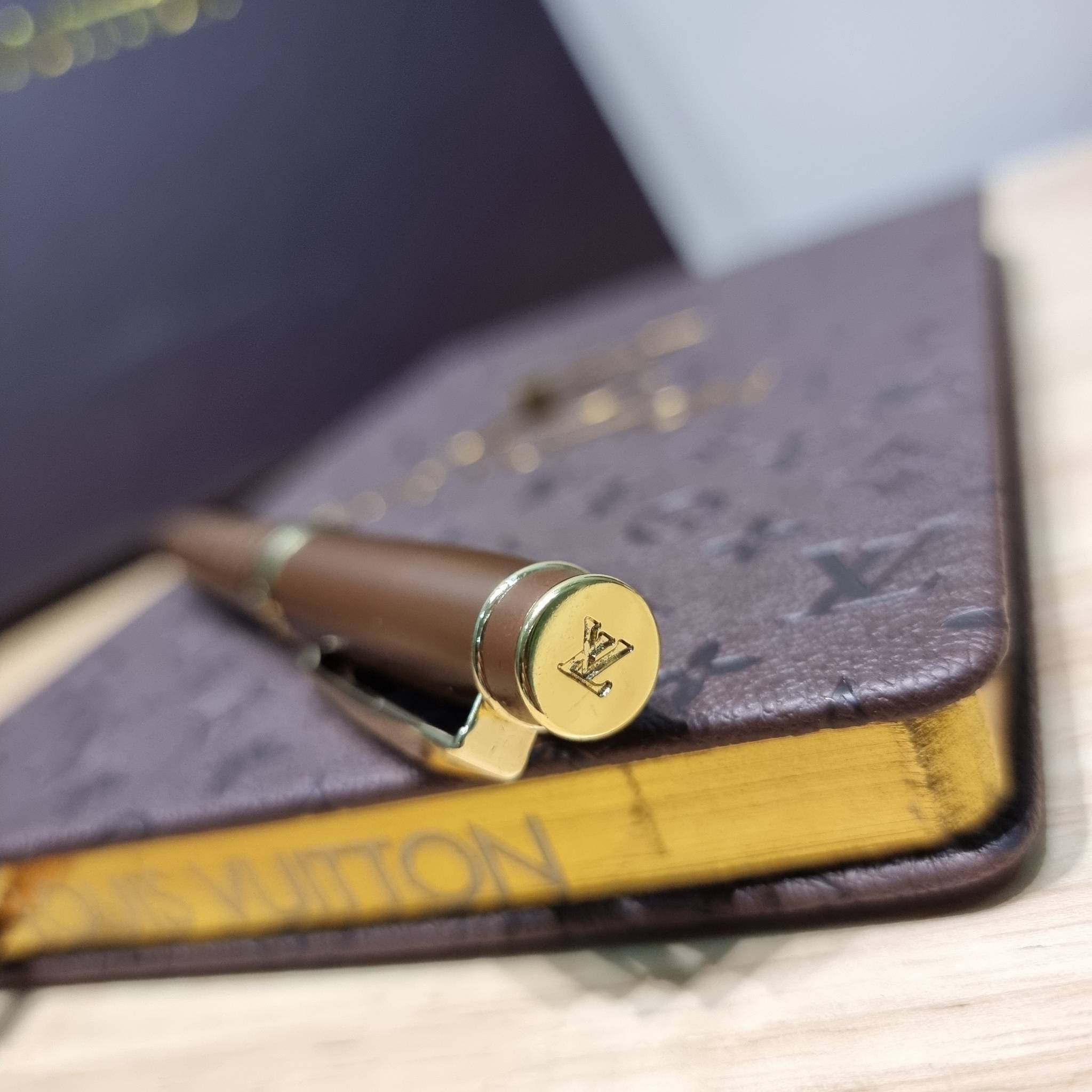 LV tumblr With digital temperature display SET Booknote / LV gift box สุดยอดไอเท็มใน box set ที่เหมาะแก่การเก็บสะสม หรือจะส่งให้เป็นของขวัญในช่วงปีใหม่ก็ดีงามที่สุด จัดมาให้ทั้งสมุดจดบันทึกเล่มลิมิเต็ด ที่ตัดขอบกระดาษด้วยสีทองหรู ปากกาเข้าเซ็ท และกระบอกน้