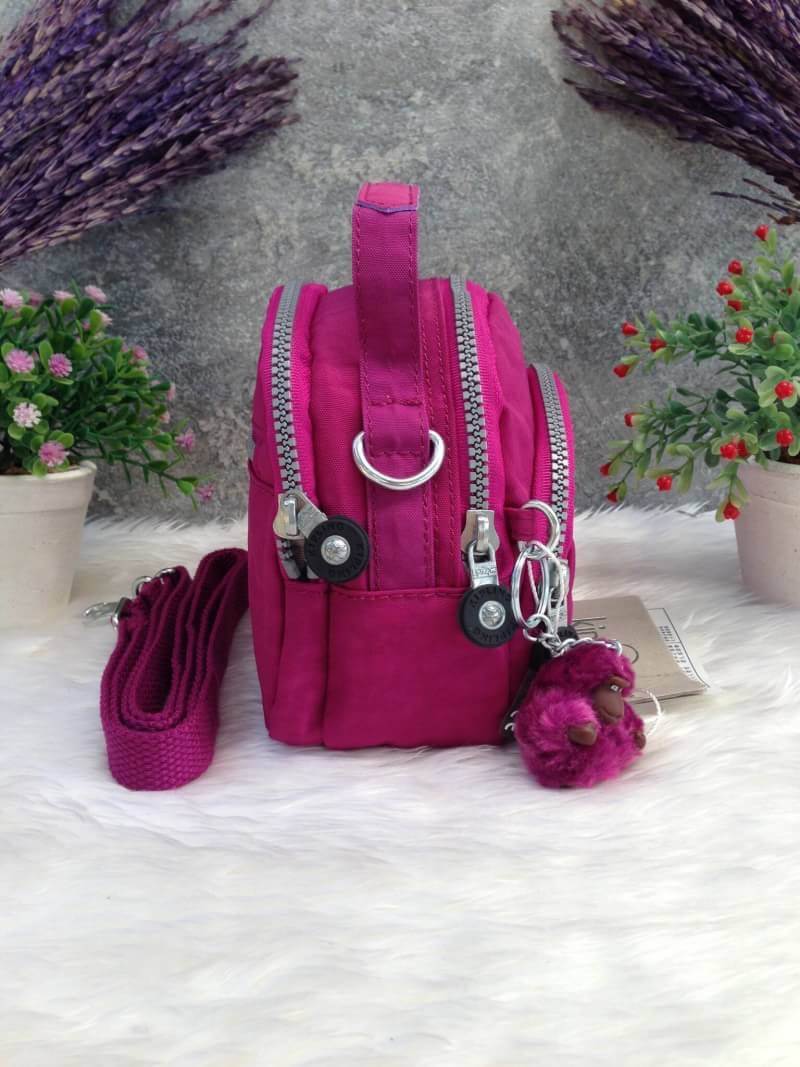 Kipling Mini Shoulder Bag K13869 Outlet Hongkong กระเป๋าสะพายไหล่ใบเล็กน่ารัก วัสดุผ้าไนล่อนกันน้ำอย่างดีตามแบบฉบับแบรนด์ แบ่งเป็นช่องซิป 3 ช่อง มีหูจับ ด้านในบุผ้าแบรนด์ มาพร้อมพวงกุญแจน้องลิง ใบนี้จุของได้เยอะน้ำหนักเบาค่ะ เหมาะมากกับการสะพายไปเที่ยวชิว