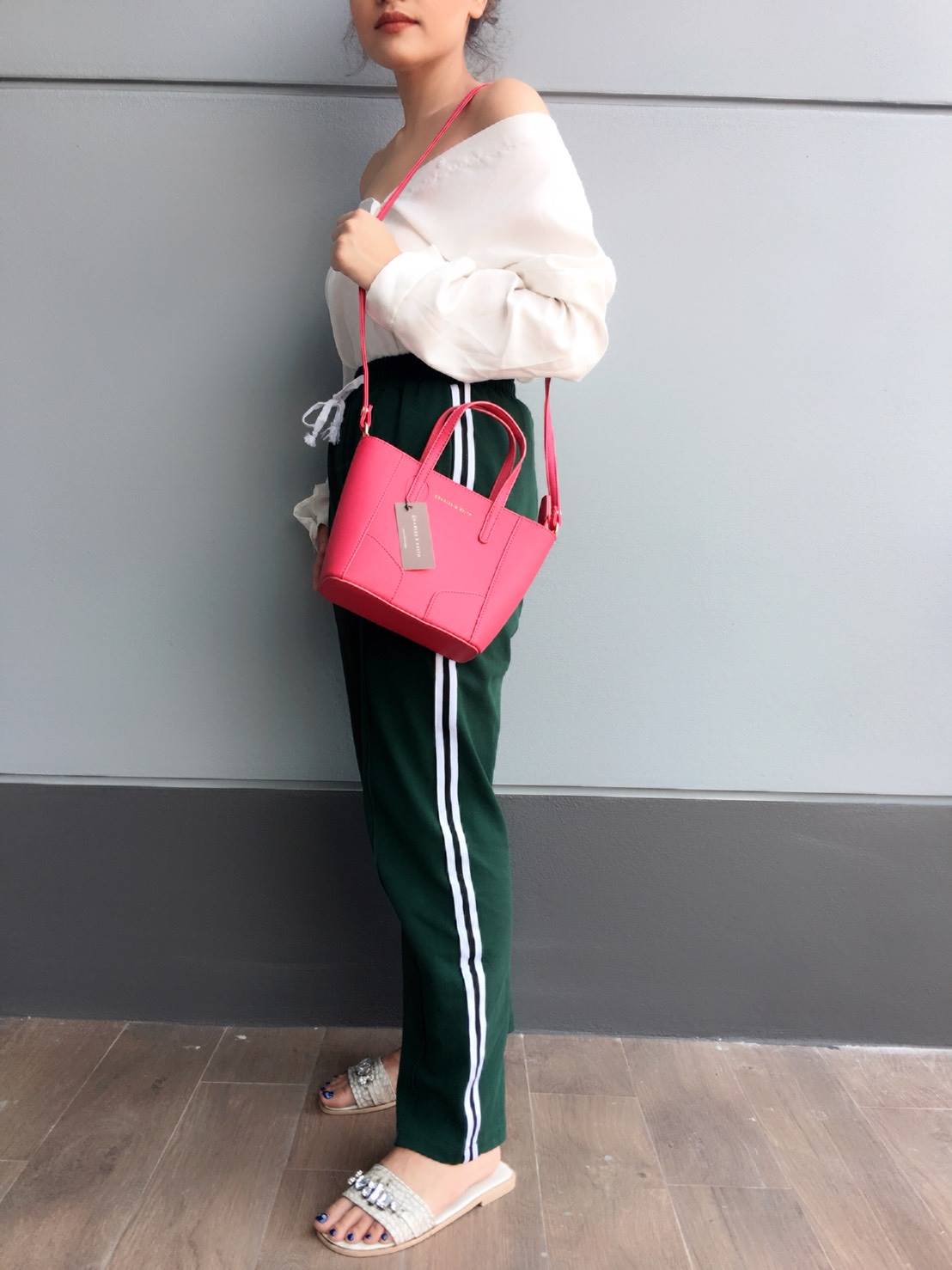 New arrival♡♡ Charles and Keith Saffiano mini Handbag หนัง Saffiano อย่างดี **ขนาดกำลังน่ารัก ปากกระเป๋า มีซิปเปิดปิดปั้มแบรนด์ ด้านในช่องกว้าง มีช่องซิปแยก พร้อมช่องใส่ของจุกจิก สายยาวปรับไม่ได้ แต่ถอดถือเป็น Handbag ได้คะ ใบนี้สาวกสีชมพู ห