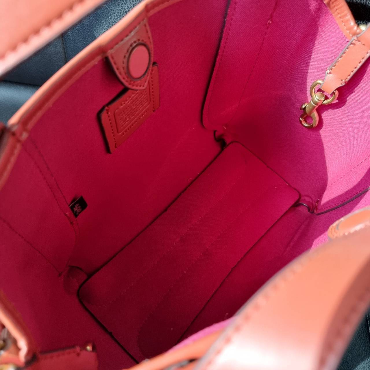 COACH 79251 HADLEY HOBO 21 IN SIGNATURE CANVAS ไอเท็มยอดนิยม คลาสสิคในทุกโอกาส กระเป๋าทรงโฮโบ ทรงสวยใช้งานได้ทุกลุค แมชท์ง่ายกับทุกสไตล์ วัสดุหนังแคนวาส ดีไซน์เอกลักษณ์ เปิด-ปิดด้วยกระดุมแม่เหล็ก มีตะขอล็อคที่ปากกระเป๋าเพื่อปรับทรงใช้งานได้ ภายในโล่งกว้าง