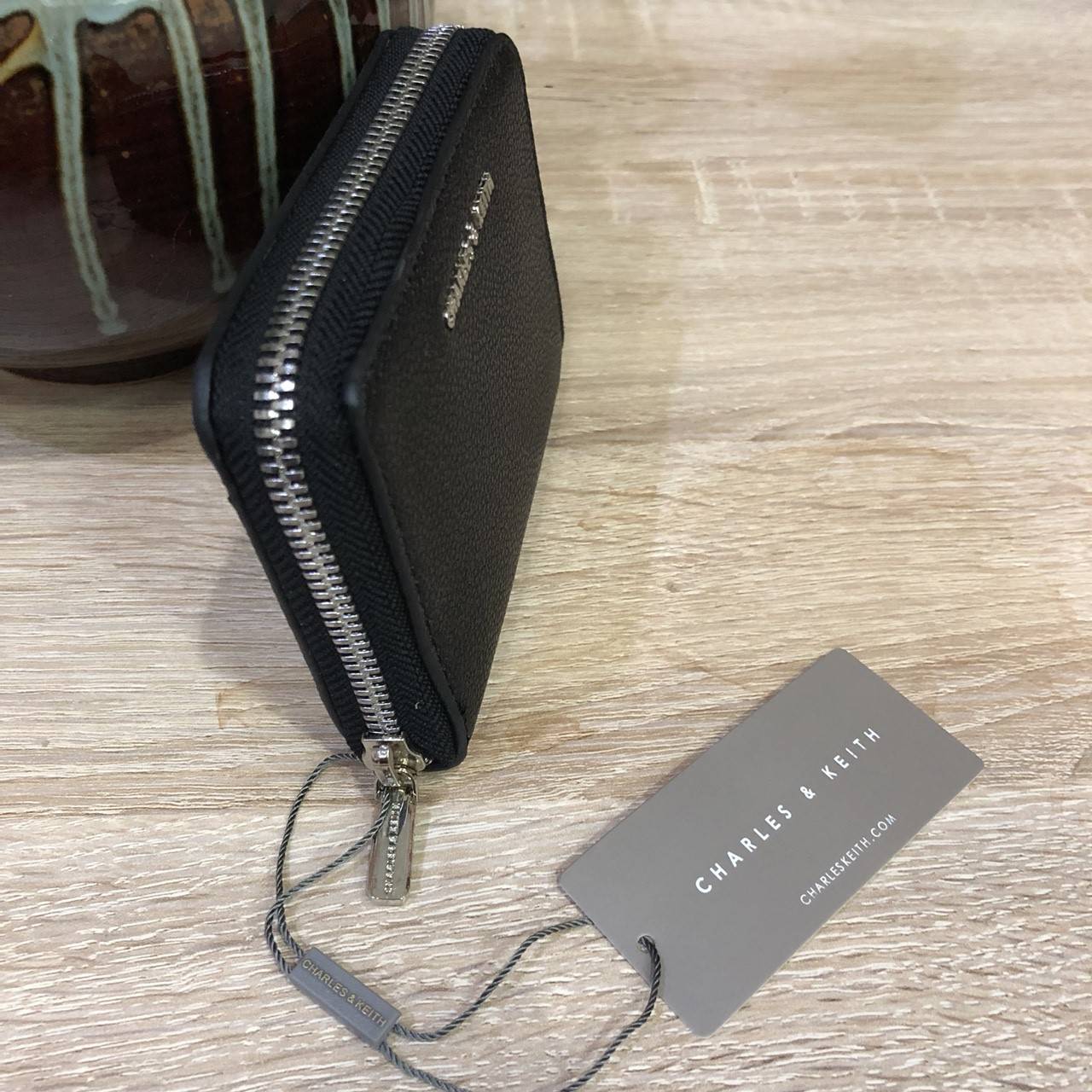 สีใหม่เข้าเพิ่มค่ะ! CHARLES & KEITH SHORT WALLET กระเป๋าสตางค์สั้นซิปรอบรุ่นใหม่ล่าสุดหนังคาเวียร์สวยหรูอยู่ทรงสไตล์PRADA ด้านหน้าประดับโลโก้แบรนด์ ภายในมีช่องใส่รูป ช่องซิปใส่เหรียญ และช่องใส่บัตรหลายช่อง สามารถใส่แบงก์พัน ธนบัตร เหรียญ ได้เหมือนกระเป๋าใ