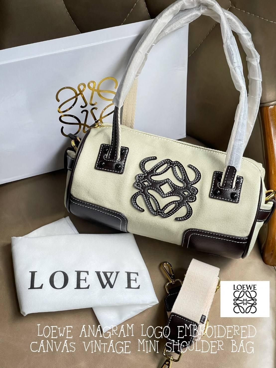 LOEWE ANAGRAM LOGO EMBROIDERED CANVAS VINTAGE MINI SHOULDER BAG กระเป๋าทรงหมอนแบบสะพายไหล่โลเอเว่ ด้านหน้าปักสัญลักษณ์โลโก้แอนนาแกรม สายหนังแท้ เป็นรุ่นที่มีขนาดไม่ใหญ่มาก แต่สามารถใส่ของสำคัญของตนเองเข้าไว้ข้างในได้ครบครัน นอกจากนี้ยังใช้ซิปยาว และซิปสอง