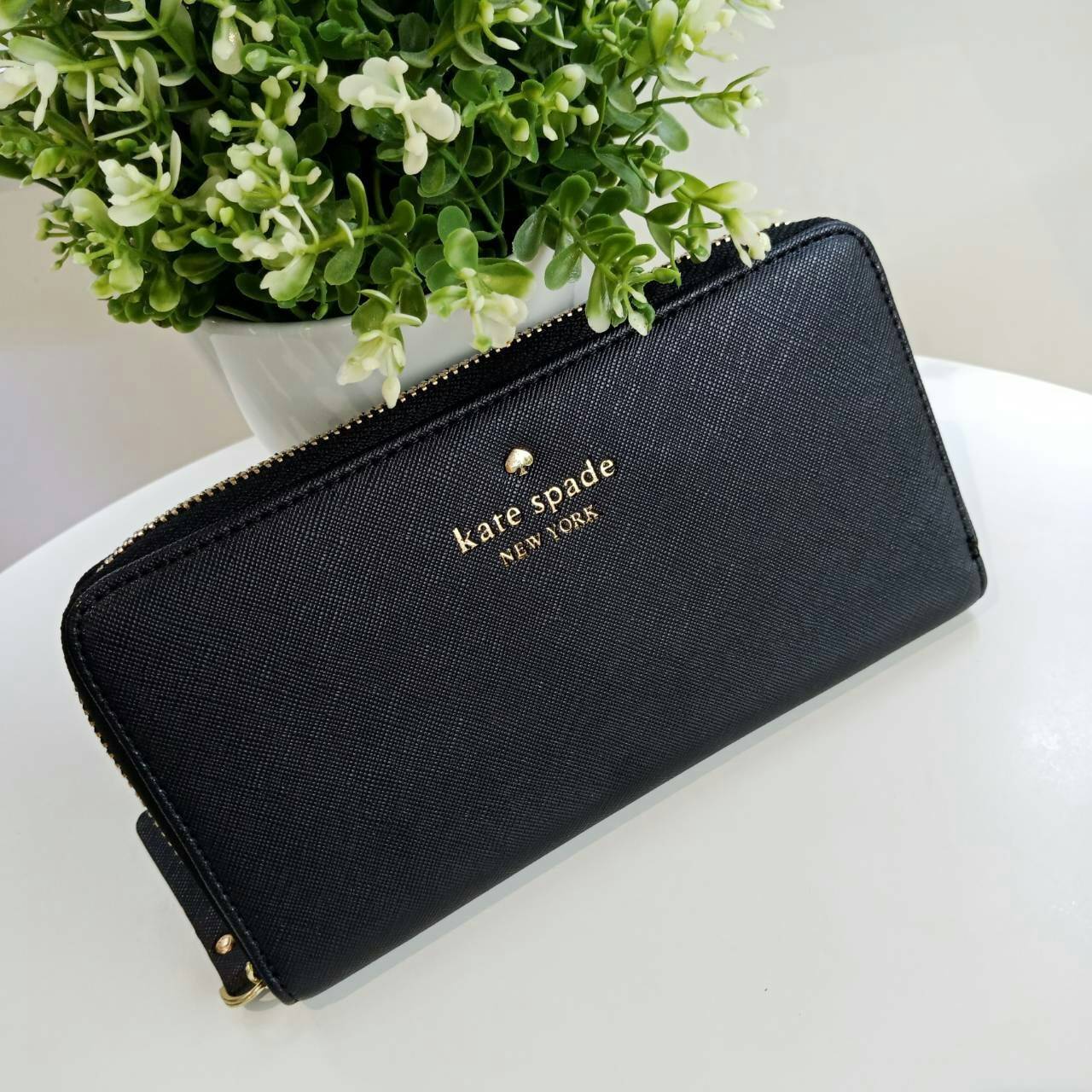 Kate Spade Size: 19 x H. 11 x 2 cm. Color: Black, Navy blue Kate Spade Saffiano long wallet กระเป๋าสตางค์ใบยาวซิปรอบ วัสดุหนังลาย saffiano ภายในมีช่องใส่ธนบัตร, บัตร และช่องซิปใส่เหรียญ ด้านหลังมีอีก 1 ช่องค่ะ