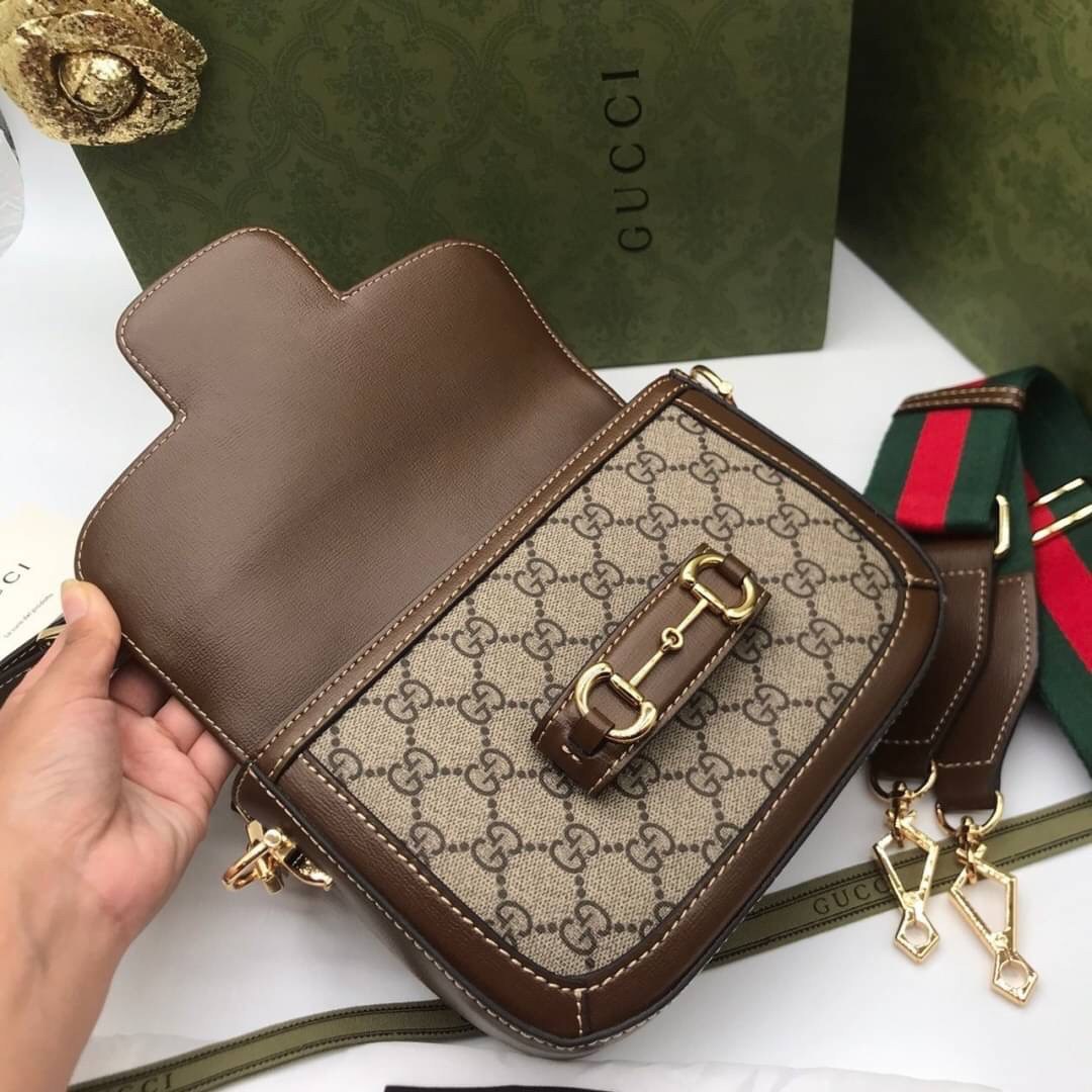 VIP GIFT 】หนังแท้ GUCCI Horsebit 1955 mini bag GG Supreme canvas ที่สุดของรุ่นที่ฮอตหนักมาก คอลเลคชั่นที่ยอดขายดีตั้งแต่วันแรกที่ลง shop ด้วยรูปทรงที่กะทัดรัด ตอบโจทย์ได้ทุกลุค ทุกไลฟ์สไตล์ ใช้งานได้ง่ายคล่องตัว เรียกได้ว่าใครไม่มีได้ยังไง สวยขนาดนี้!!