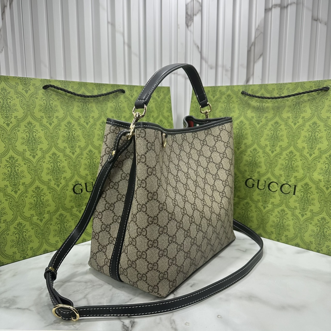 10" ORI หนังแท้ | Gucci GG Emblem Medum bucket bag กระเป๋าสะพายทรงบัคเก็ตใบใหญ่ คอลใหม่ตีความประวัติศาสตร์แห่งความสง่างามและงานฝีมือของแบรนด์ขึ้นใหม่