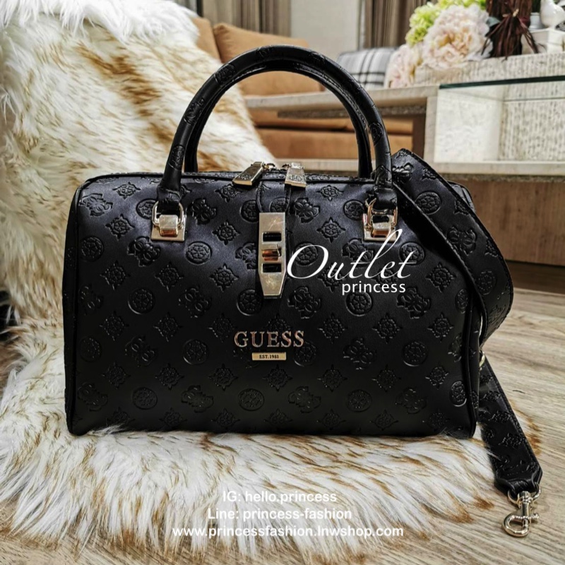 GUESS WOMEN’S SINGNATURE BOWLING BAG กระเป๋าสะพายทรง Bowling รุ่นใหม่จาก GUESS FACTORY หนังนิ่มสวยหรูอยู่ทรงปั้ม SINGNATURE BRAND รอบใบโดดเด่น ใบใหญ่กำลังดี น้ำหนักเบา ด้านหน้าประดับโลโก้ หูหิ้วเเข็งแรงพับลงได้ เปิดปิดด้วยซิปคู่สะดวกใช้ หัวซิปแบรนด์ ภายใน