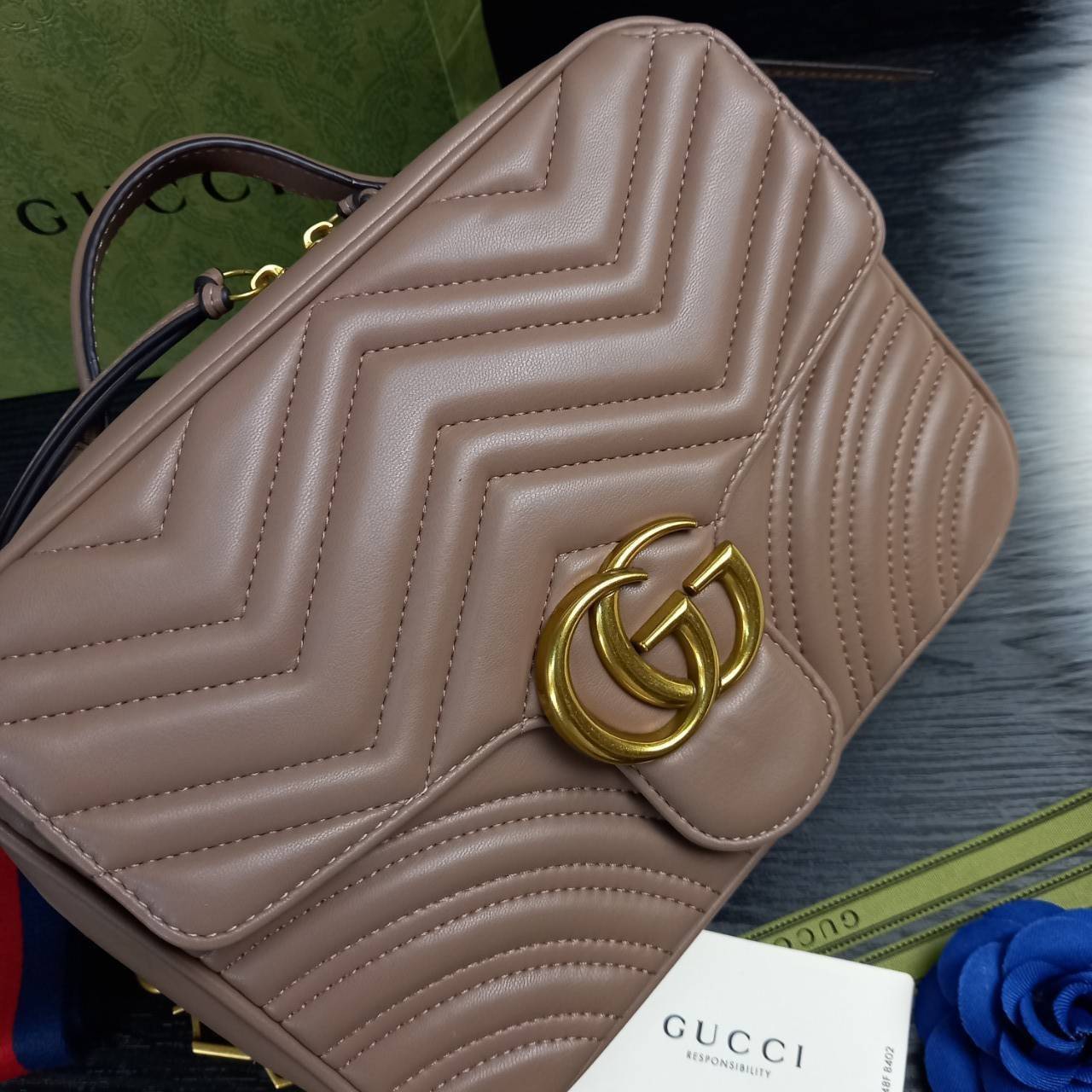 VIP GUCCI GG MARMONT TOP HANDLE SHOULDER BAG / BOLSA GG MATELASSE กระเป๋าถือ กระเป๋าสะพาย คอลเลคชั่นสุดหรู มาพร้อมสายสปอร์ตสะพายยาว สามารถปรับระดับได้ ถอดได้ เป็นอีกรุ่นที่โดดเด่นมากๆ การใช้งานคล้องตัวสุดๆ โดดเด่นด้วยโลโก้ GG ขนาดใหญ่เป็นเอกลักษณ์