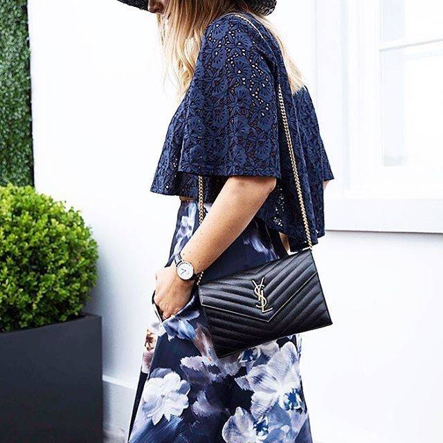 ไม่เคยผิดหวังจริงๆ!! กับรุ่นที่สาวๆรู้กัน Yves Saint laurent clutch bag with chain กระเป๋าสะพายทรง woc สุดฮอต ดีไซน์เรียบหรู โดดเด่นด้วยโลโก้ด้านหน้า เพิ่มดีเทลความผู้ดี วัสดุหนัง pepble ทนทาน ใช้งานง่ายเพียงแค่เปิด-ปิดด้วยกระดุมแม่เหล็ก ภายในแบ่งสัดส่วนไ